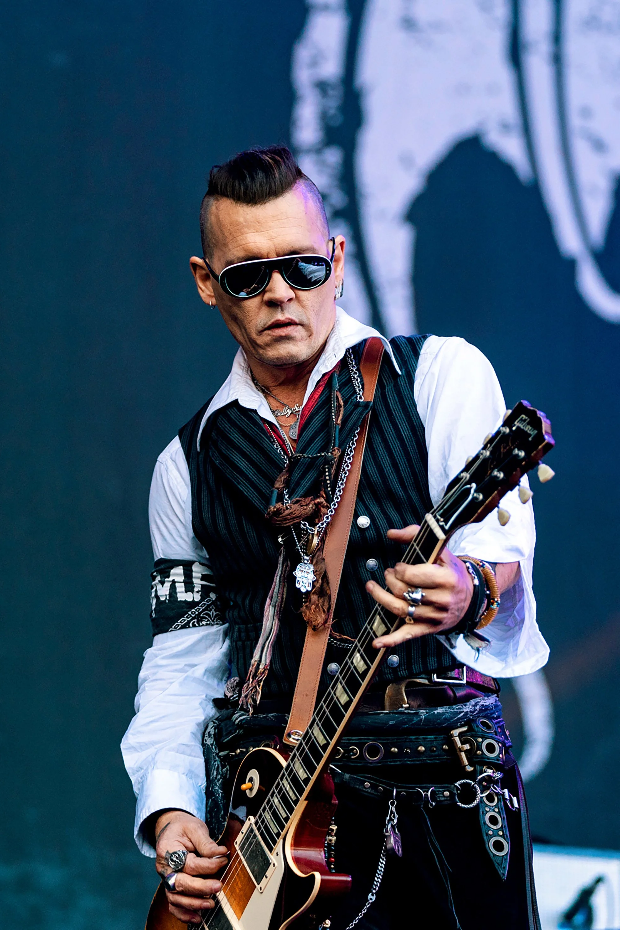 Johnny Depp soittaa riffiä Hollywood Vampiresin keikalla Helsingissä. Musiikki- ja konserttikuvaus – valokuvaaja Sami Turunen.