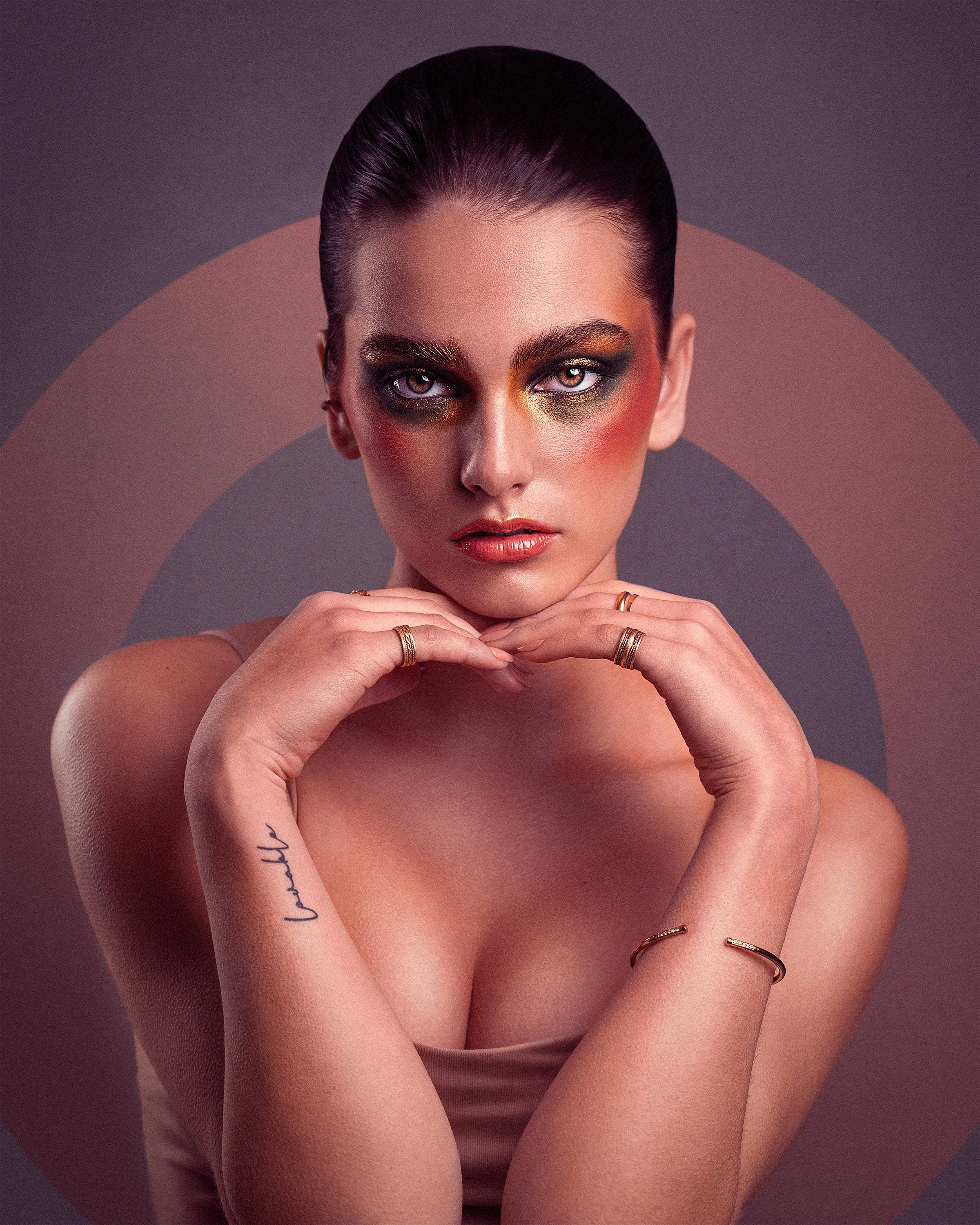 Oona Antila creative makeup -muotokuvassa studiossa. Meikki ja hiukset: Sanna Juhala. Luova muotokuvaus Helsinki – hyvän mielen valokuvaaja Sami Turunen.