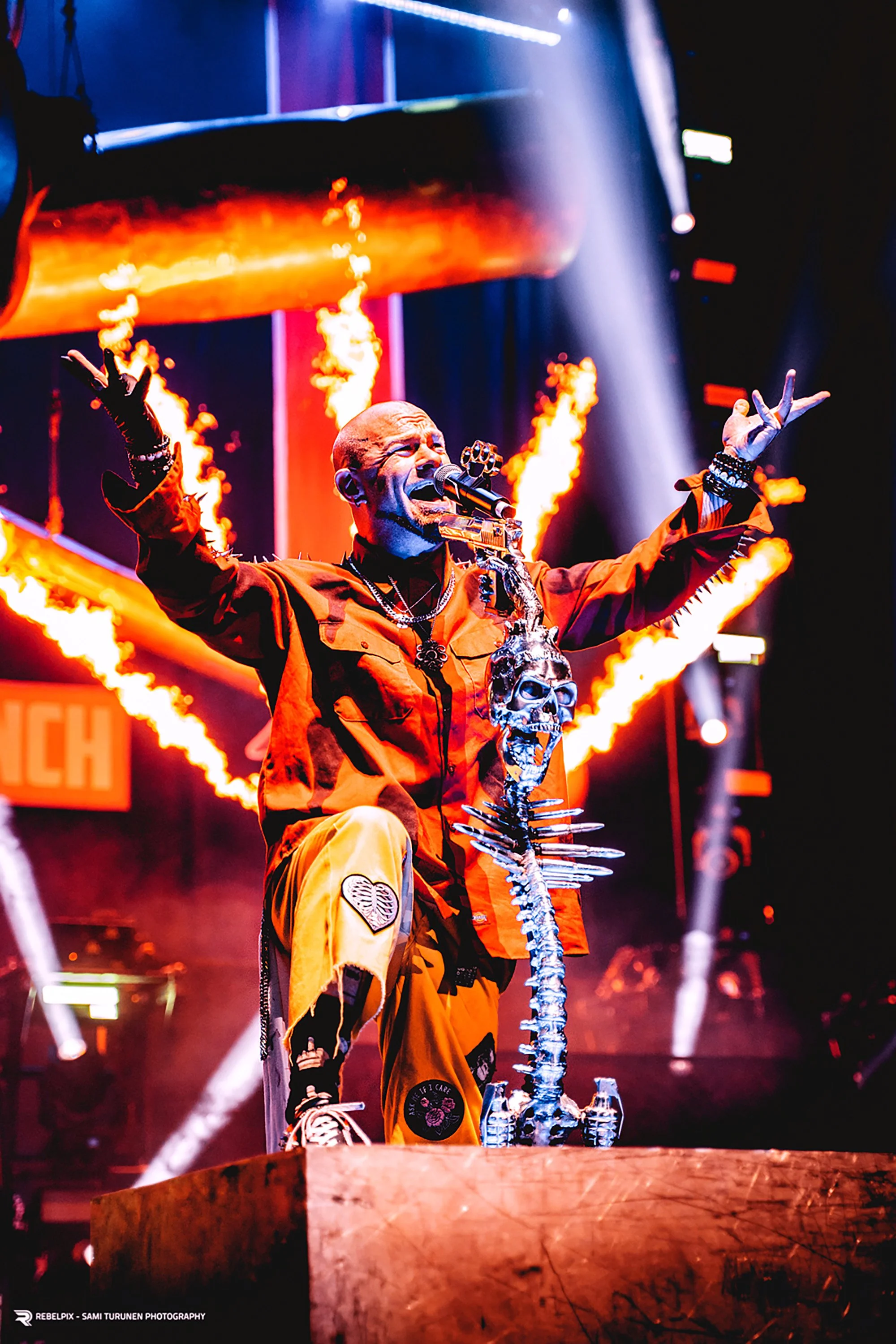 Ivan Moody näyttävien pyroefektien keskellä Five Finger Death Punchin keikalla. Musiikki- ja konserttikuvaus – valokuvaaja Sami Turunen.