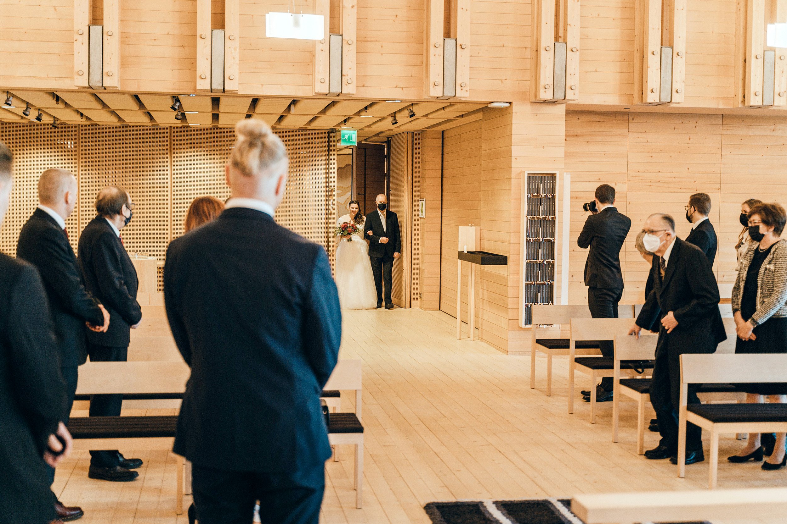 Morsiamen isä saattaa tyttärensä alttarille Viikin kirkossa. Hääkuvaus Helsinki – hyvän mielen hääkuvaaja Sami Turunen.