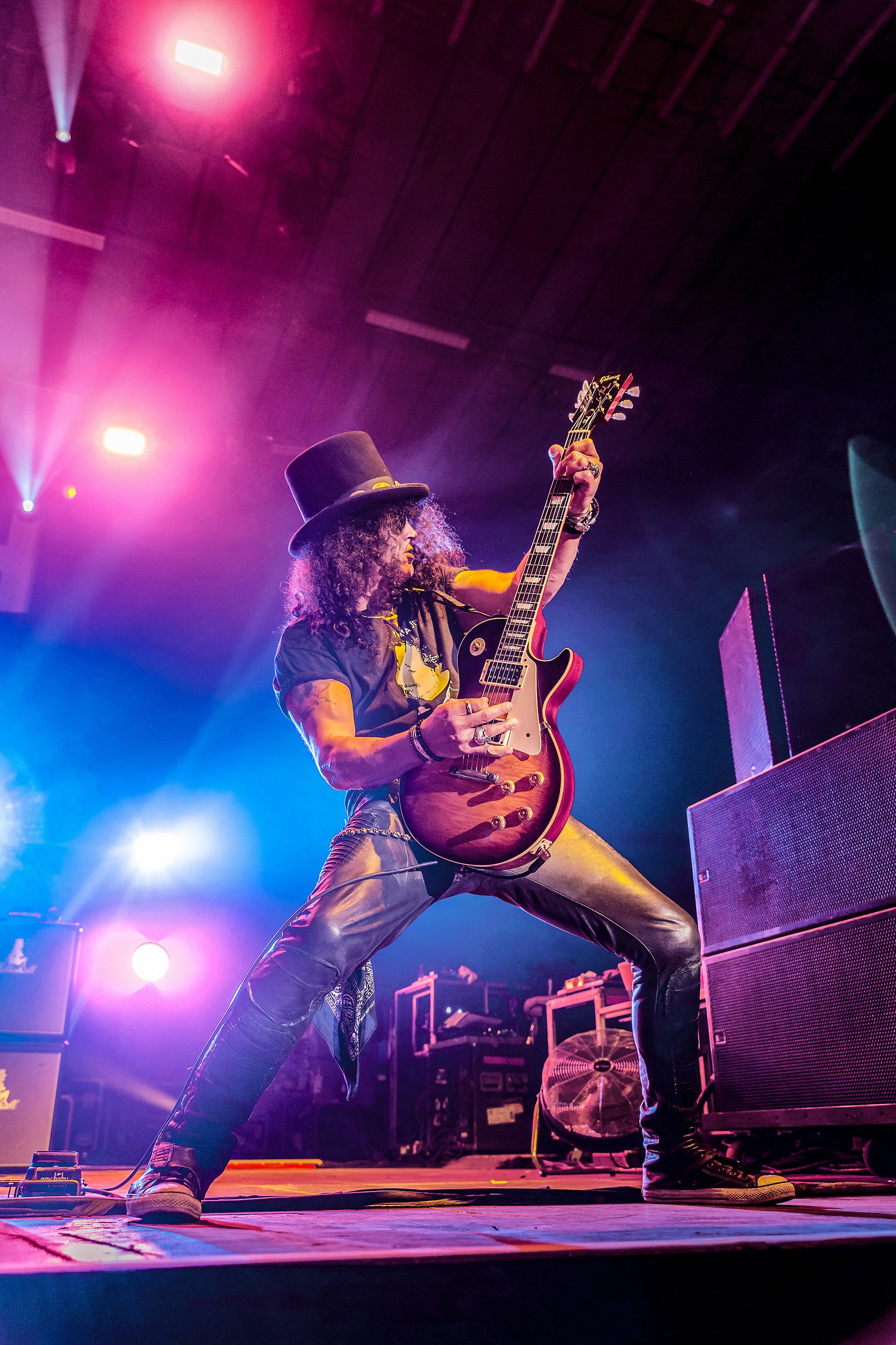 Legendaarinen Slash kepittää riffiä lavalla. Musiikki- ja konserttikuvaus – valokuvaaja Sami Turunen.