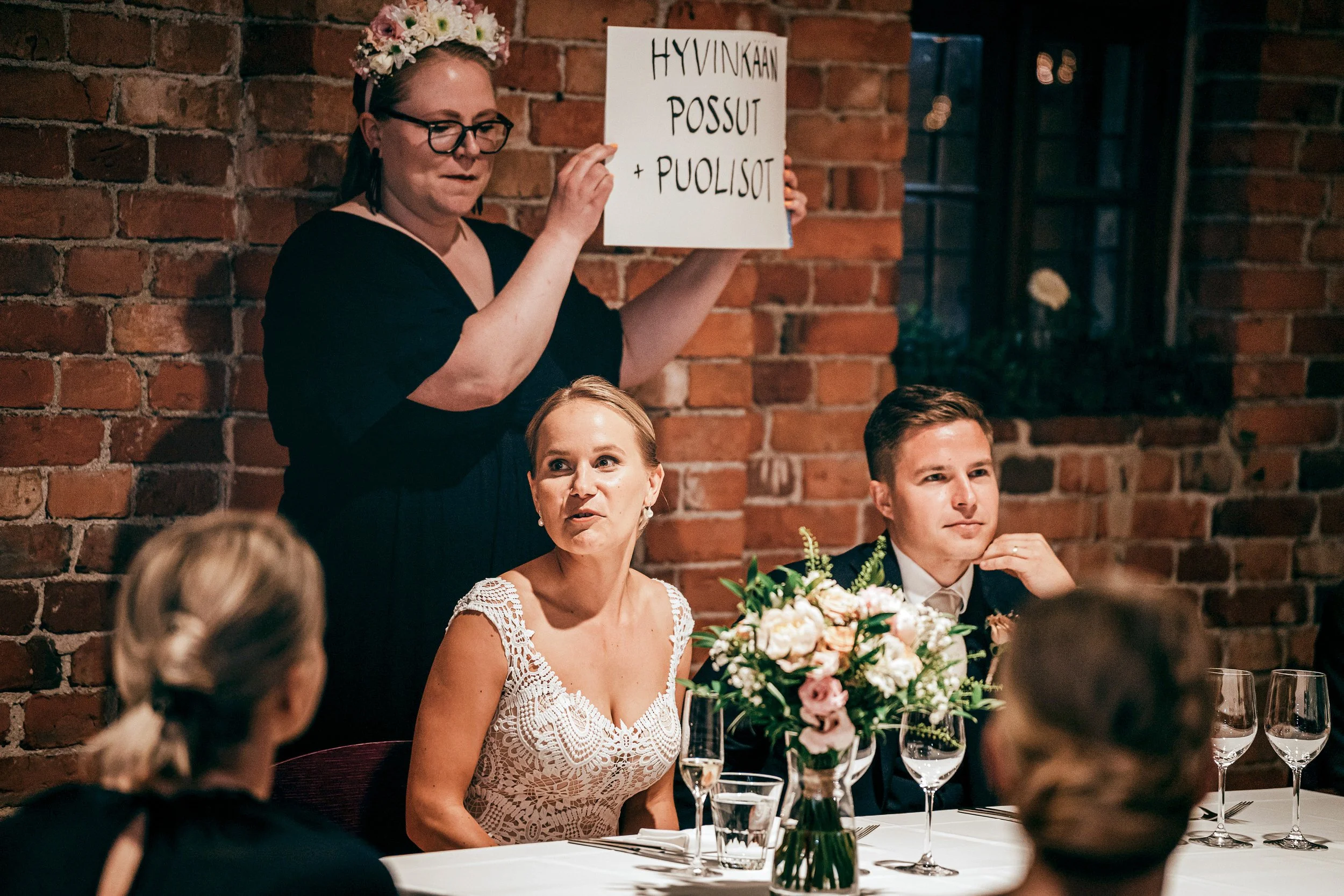 Arvausleikki häissä Lonnan saaren juhlatilassa. Hääkuvaus Helsinki – hyvän mielen hääkuvaaja Sami Turunen.