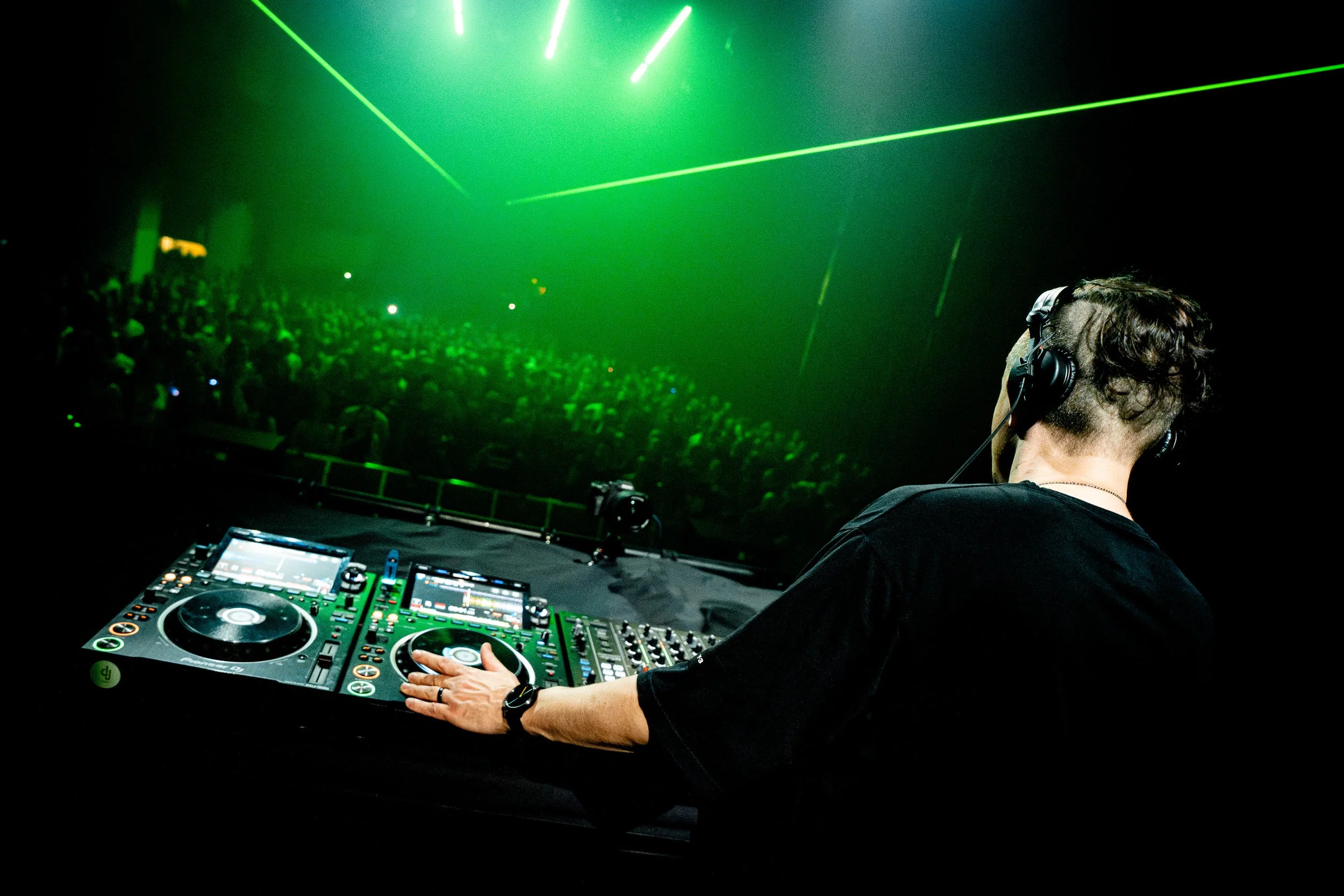 Suomen EDM-lahja maailmalle DJ Orkidea juhlakeikalla Helsingin Kaapelitehtaalla. Musiikki- ja konserttikuvaus – valokuvaaja Sami Turunen.