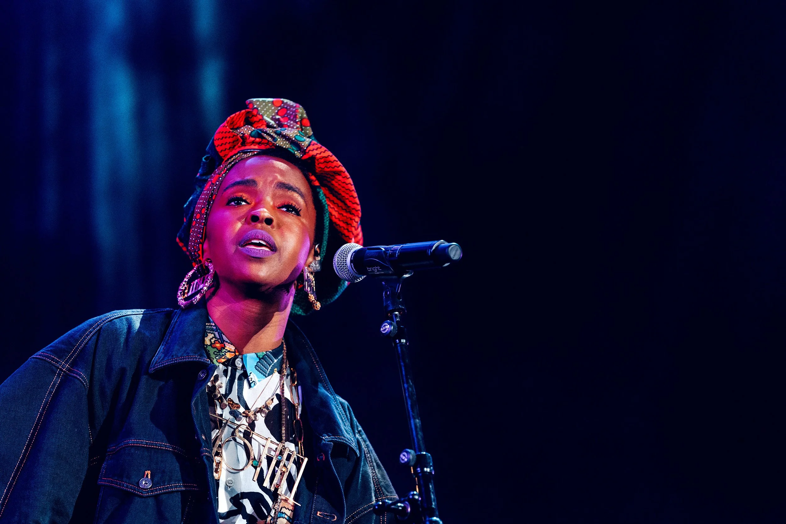 Legendaarinen Lauryn Hill lavalla Flow Festivalilla. Musiikki- ja konserttikuvaus – valokuvaaja Sami Turunen.
