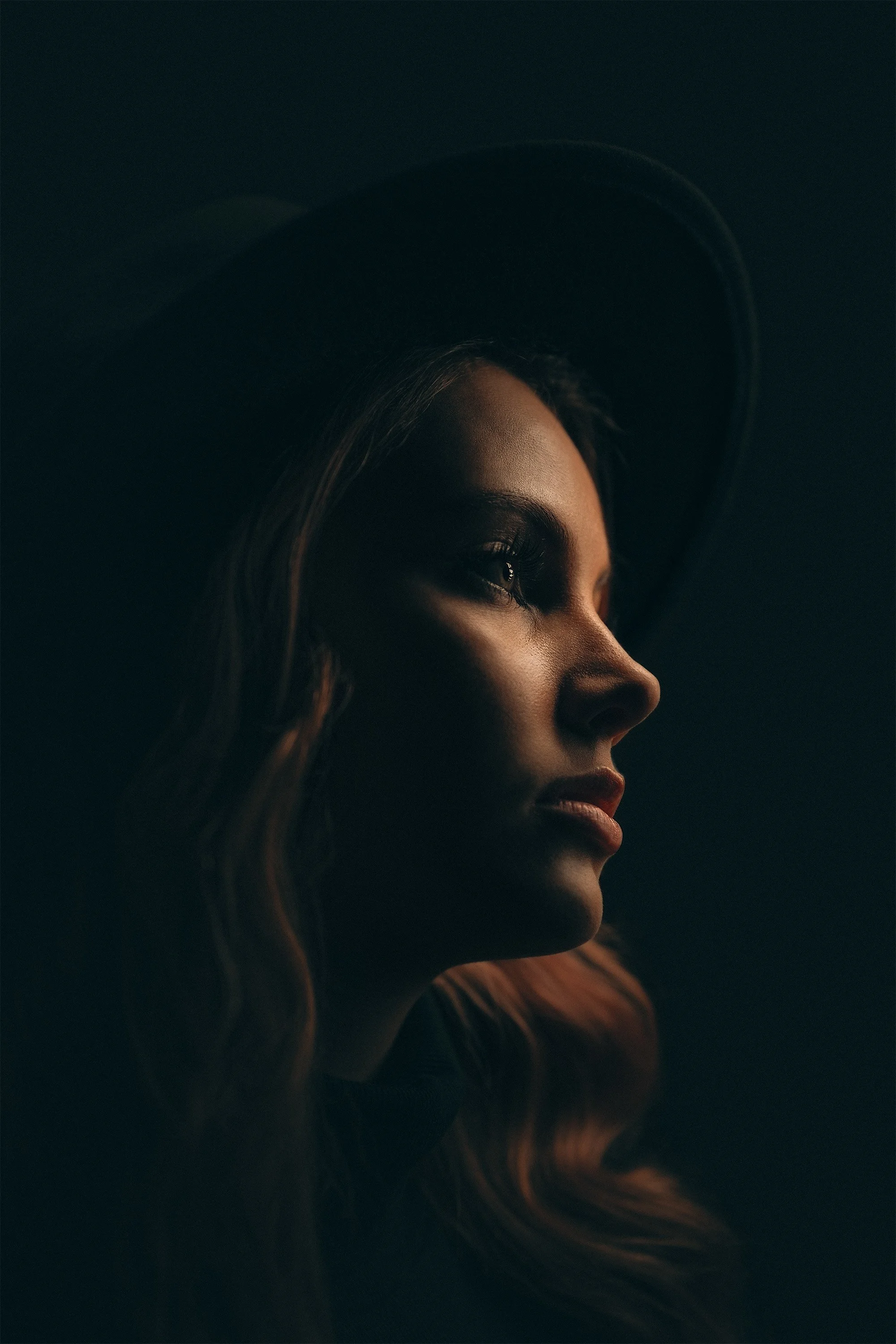 Nea Seppänen chiaroscuro-muotokuvassa studiossa. Muotokuvaus Helsinki – hyvän mielen valokuvaaja Sami Turunen.