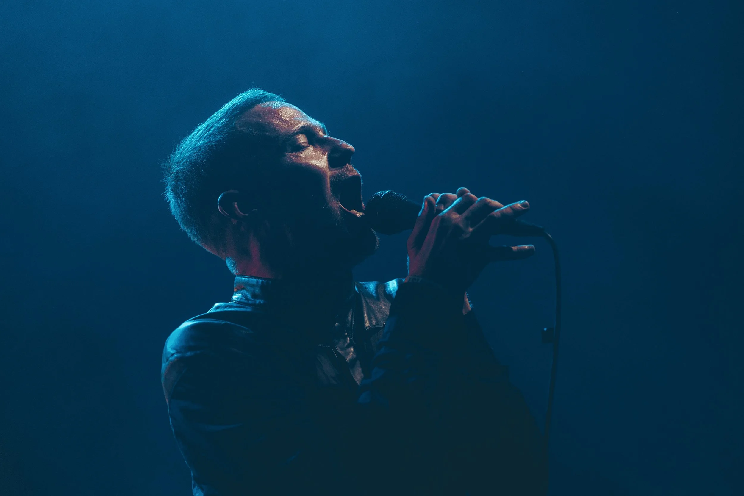 Olavi Uusivirta tunnelmoi Flow Festivalilla. Musiikki- ja konserttikuvaus – valokuvaaja Sami Turunen.