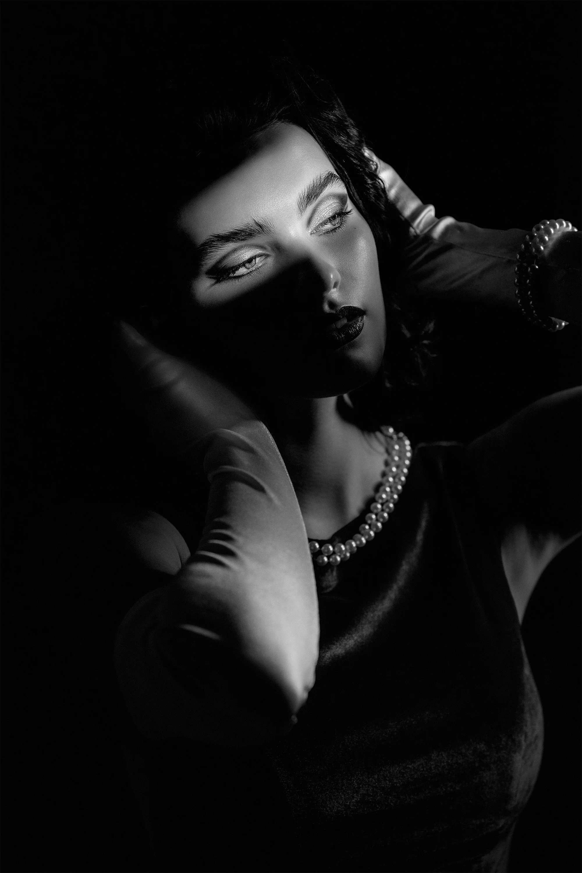 Oona Antila poseeraa mustavalkoisessa film noir & glamour -henkisessä muotokuvassa. Meikki: Nina Vuori. Puku: Lavem Hääpuvut. Luova muotokuvaus Helsinki – hyvän mielen valokuvaaja Sami Turunen.