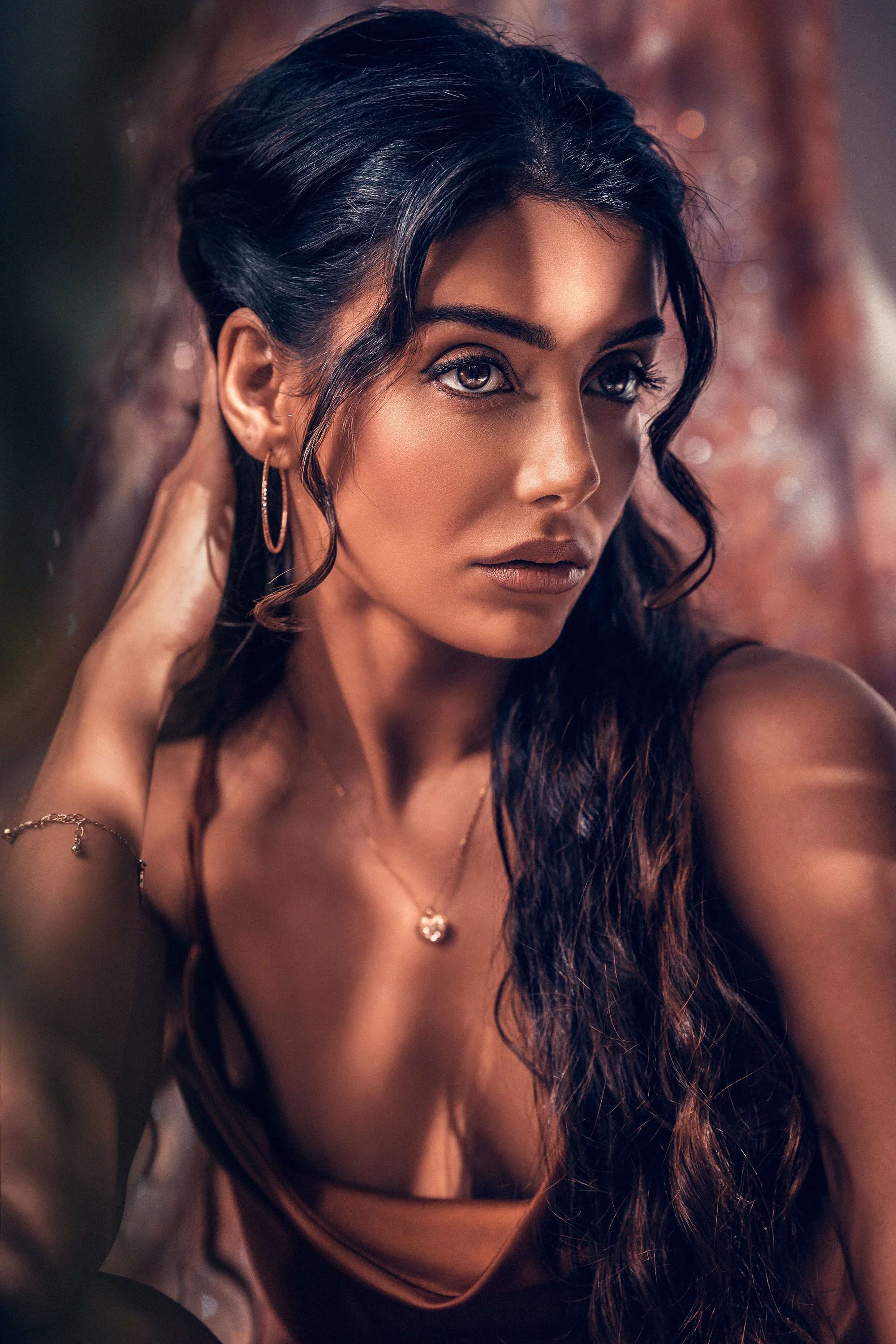 Ashma Aziz beauty-muotokuvassa itämaishenkisesti lavastetussa ja valaistussa studiossa. Muotokuvaus Helsinki – hyvän mielen valokuvaaja Sami Turunen.