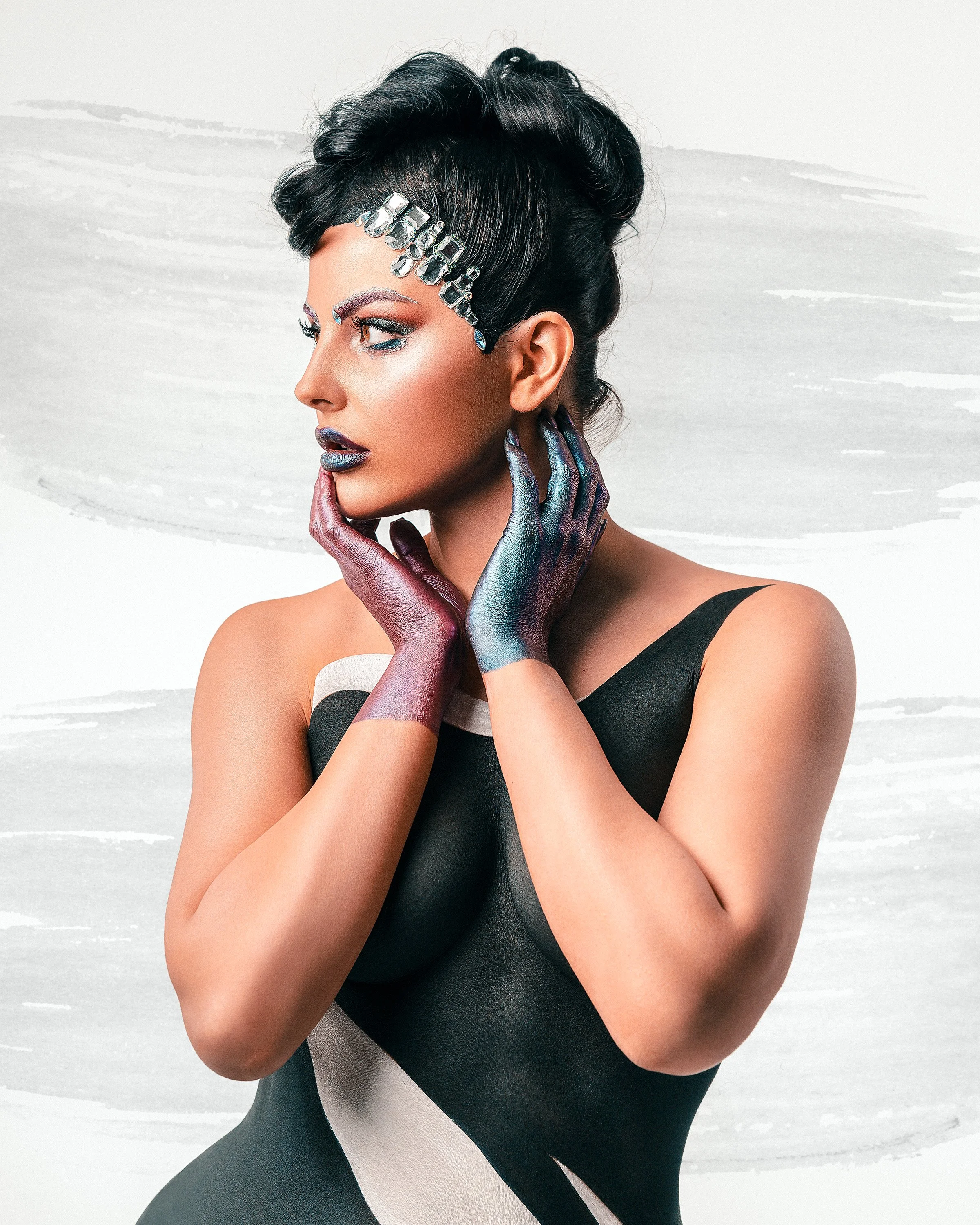 Sahar Larbi kokovartalo-bodypainting-muotokuvassa, jossa vartalo on maalattu valkoisella ja mustalla. Bodypainting-taiteilija: Riina Laine. Luova muotokuvaus Helsinki – hyvän mielen valokuvaaja Sami Turunen.