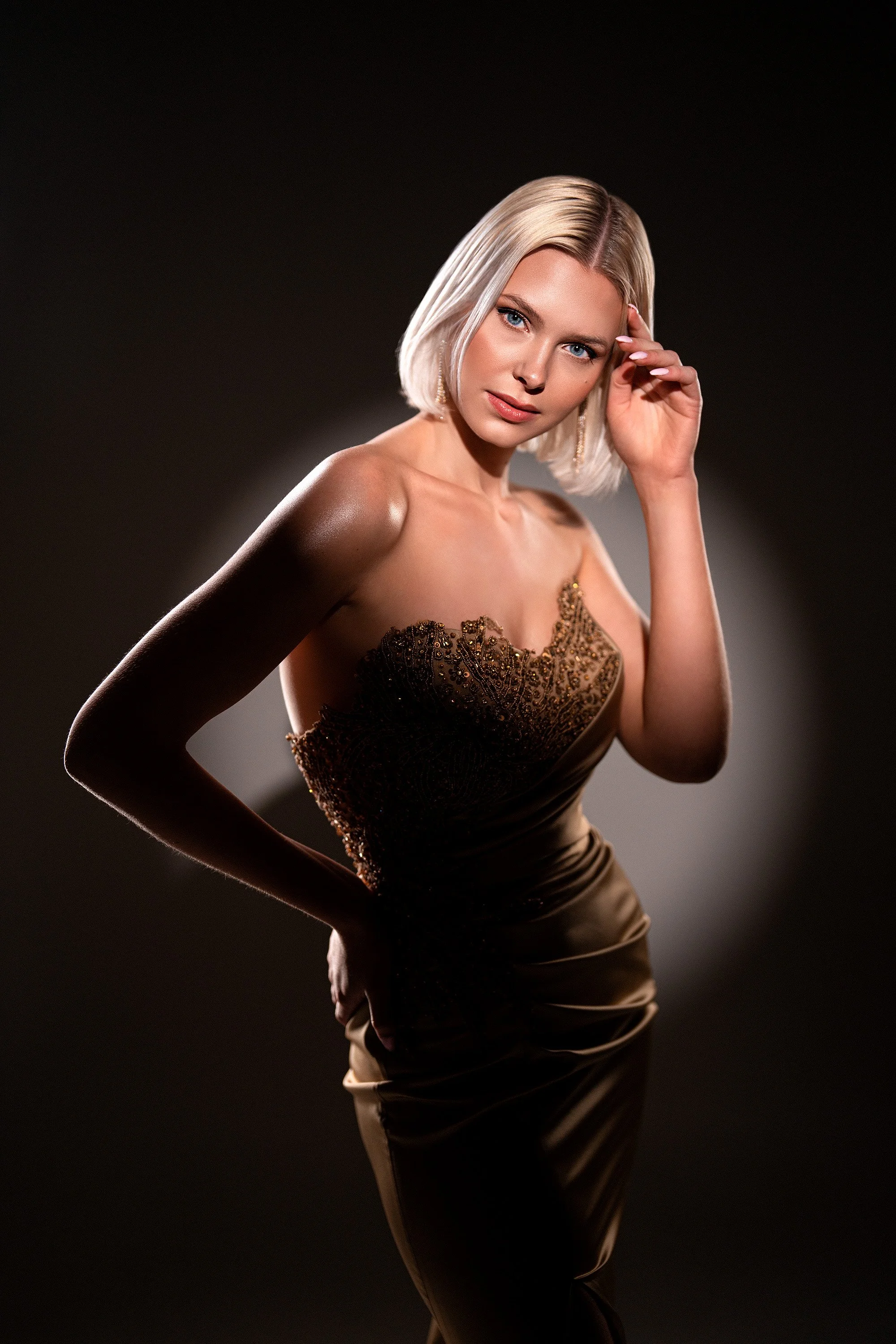 Miss Suomi Matilda Wirtavuori upeassa puvussa vanhan ajan glamour- ja spotlight-tyylisessä studiomuotokuvassa. Puku: Dila Dress. Muotokuvaus Helsinki – hyvän mielen valokuvaaja Sami Turunen.