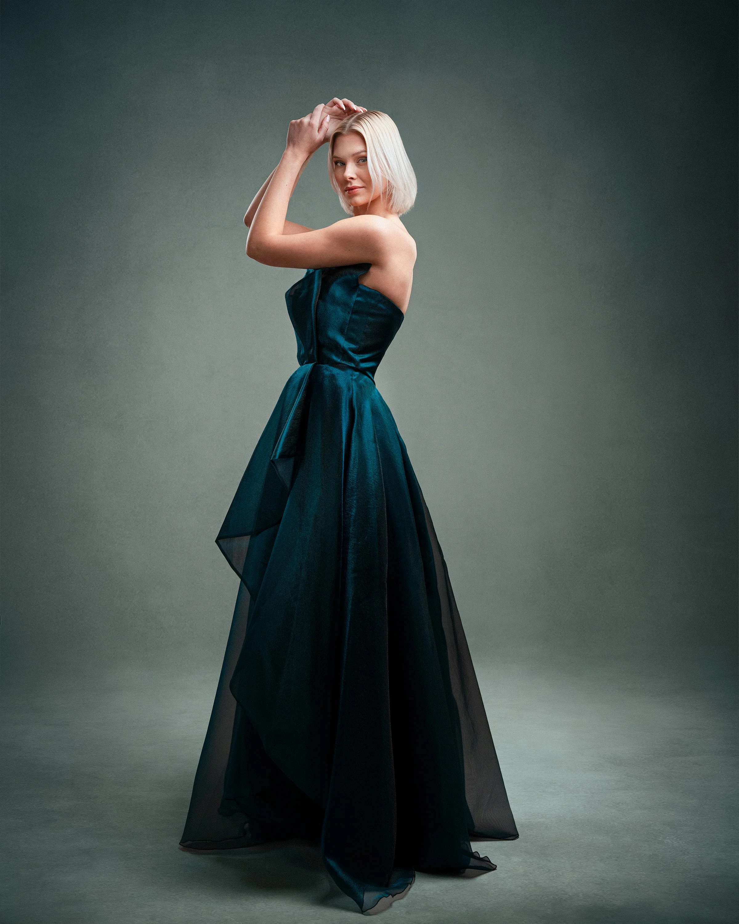 Miss Suomi Matilda Wirtavuori kokovartalostudiomuotokuvassa tummansinisessä iltapuvussa. Puku: Dila Dress. Muotokuvaus Helsinki – hyvän mielen valokuvaaja Sami Turunen.
