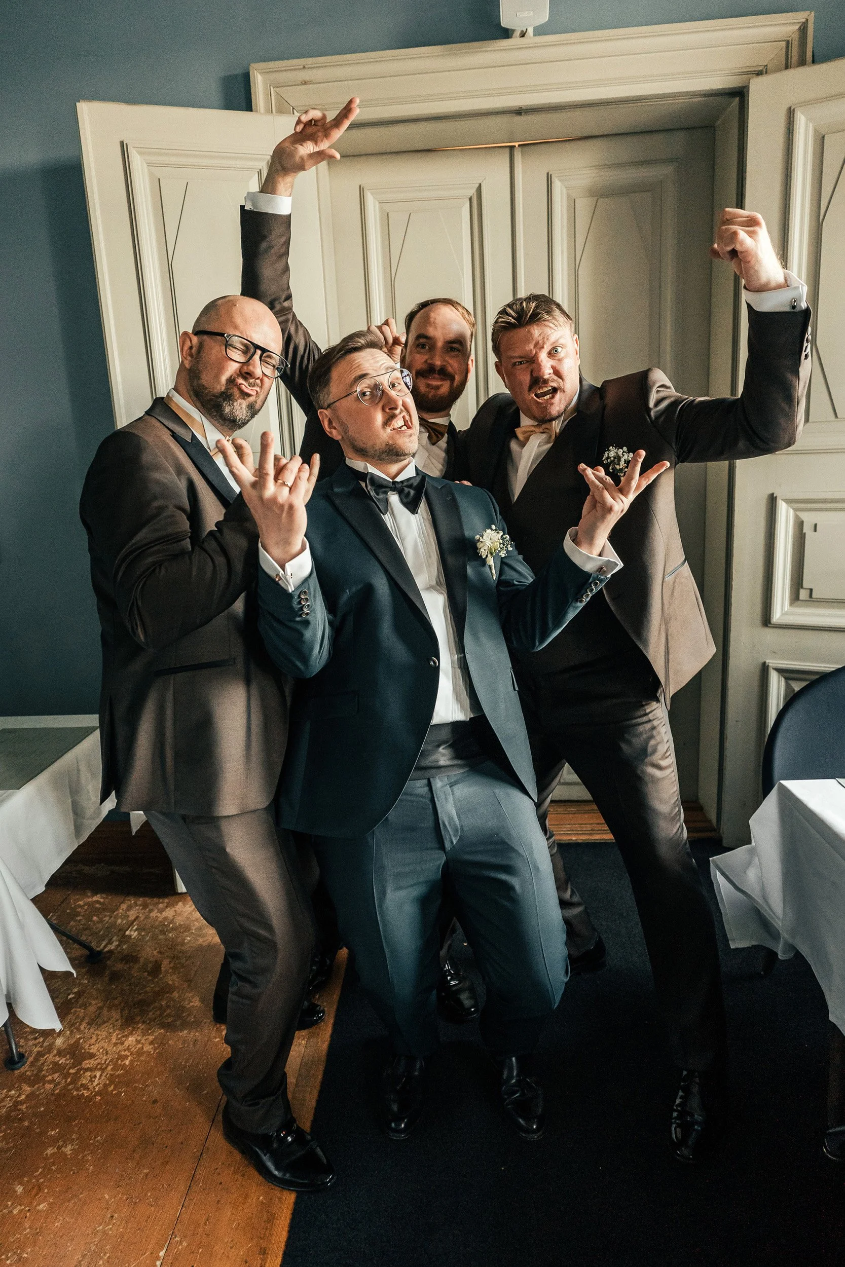 Sulhanen ja innostuneet bestmanit juhlapaikka Restaurant Havenissa. Hääkuvaus Helsinki – hyvän mielen hääkuvaaja Sami Turunen.