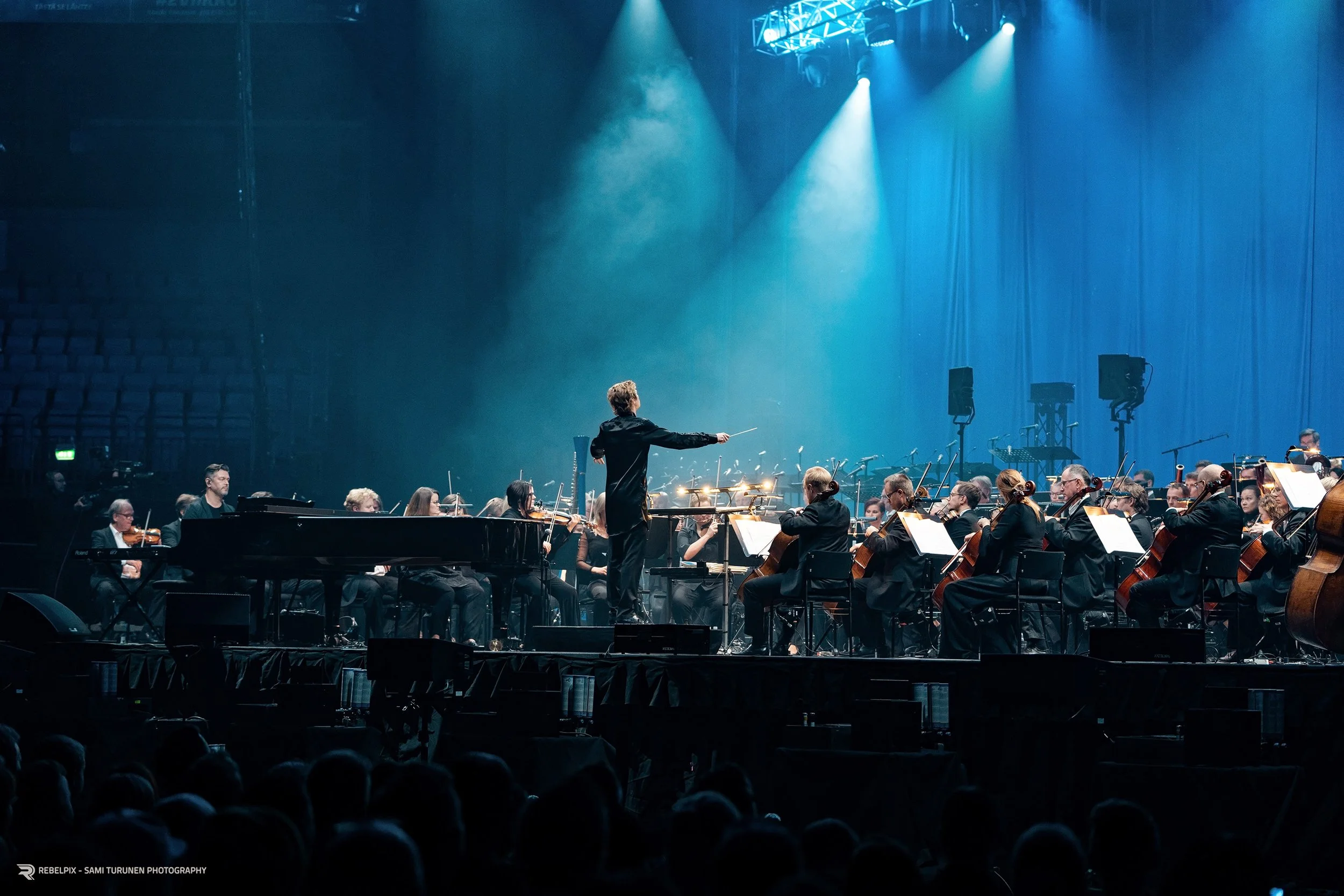 Classical Trancelationsin kapellimestari johtaa sinfoniaorkesteria. Musiikki- ja konserttikuvaus – valokuvaaja Sami Turunen.