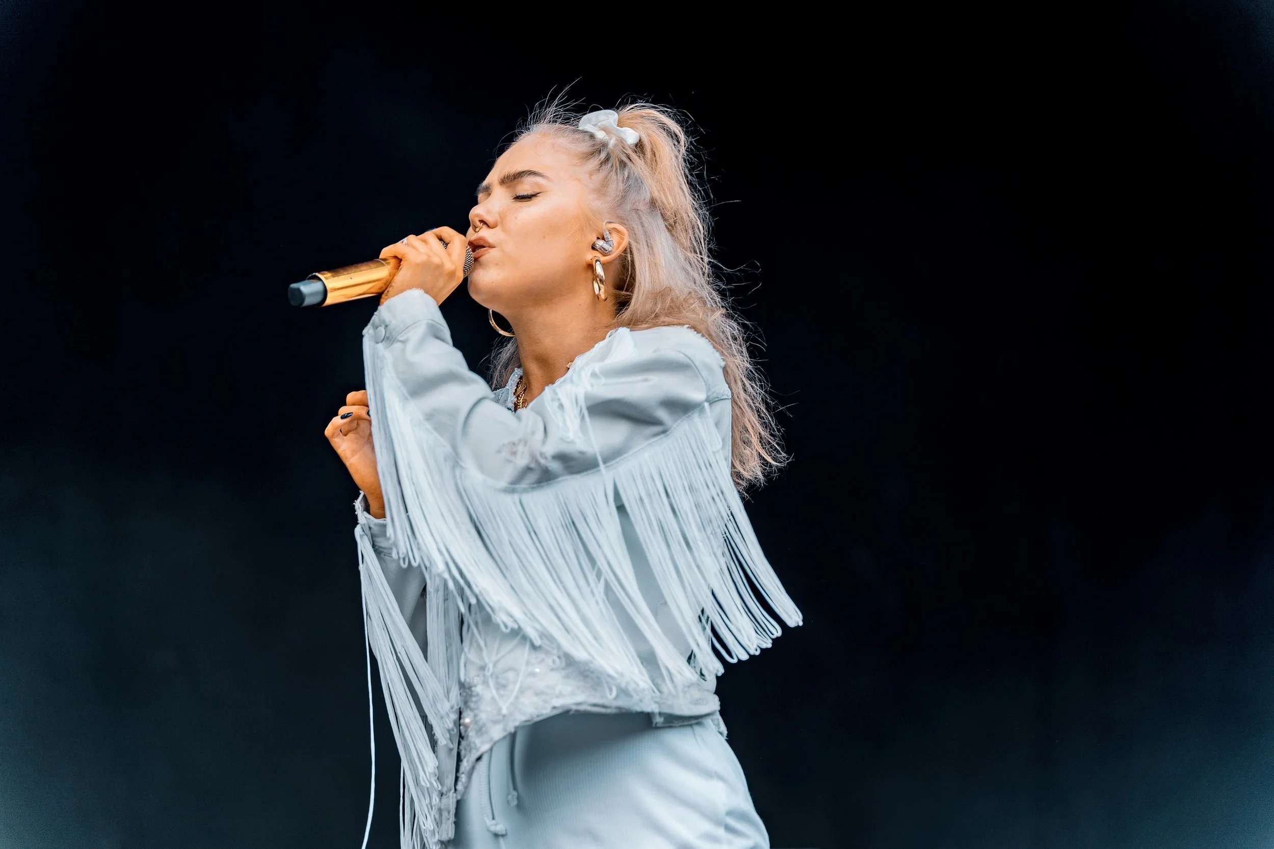 Evelina tunnelmoi Tikkurila Festivalin livekeikalla. Musiikki- ja konserttikuvaus – valokuvaaja Sami Turunen.