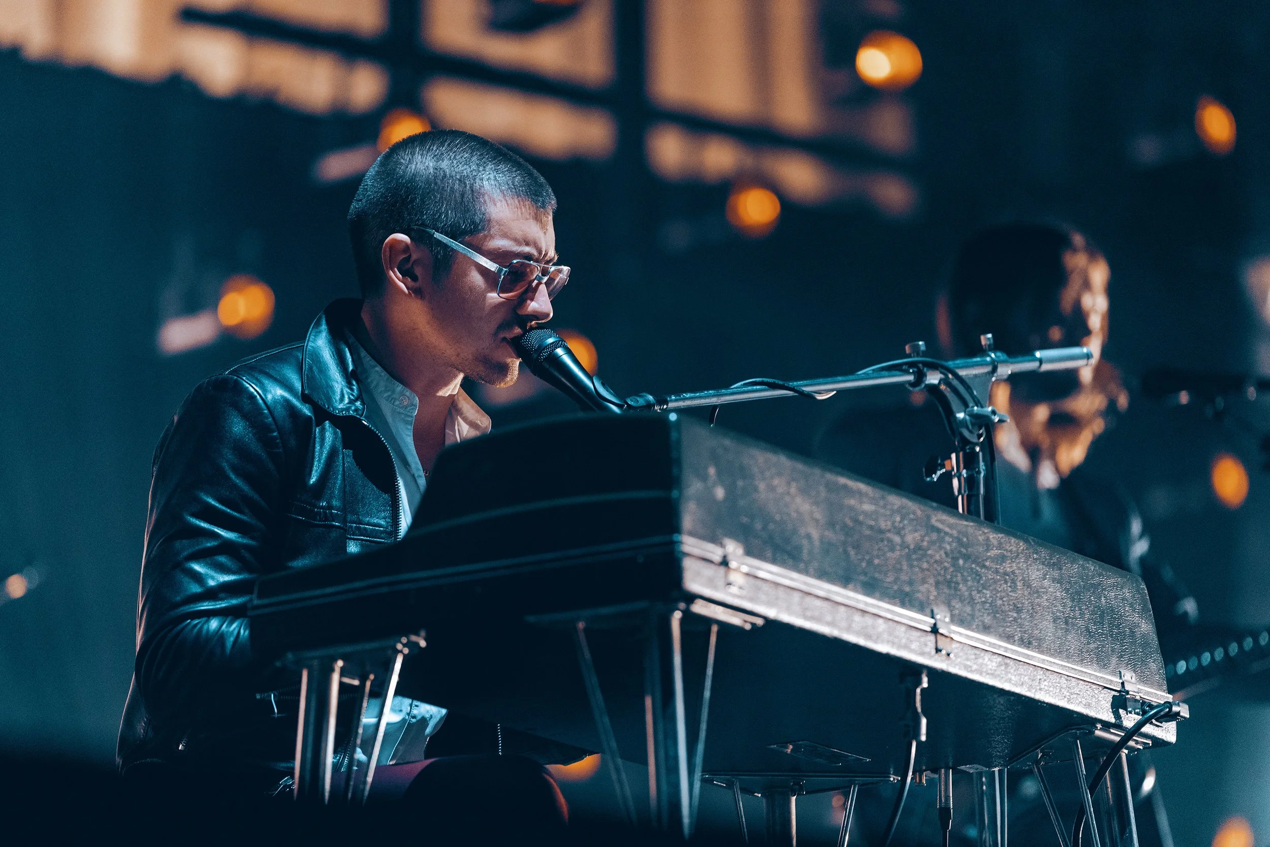 Alex Turner soittaa pianoa Arctic Monkeysin keikalla Flow Festivalilla. Musiikki- ja konserttikuvaus – valokuvaaja Sami Turunen.