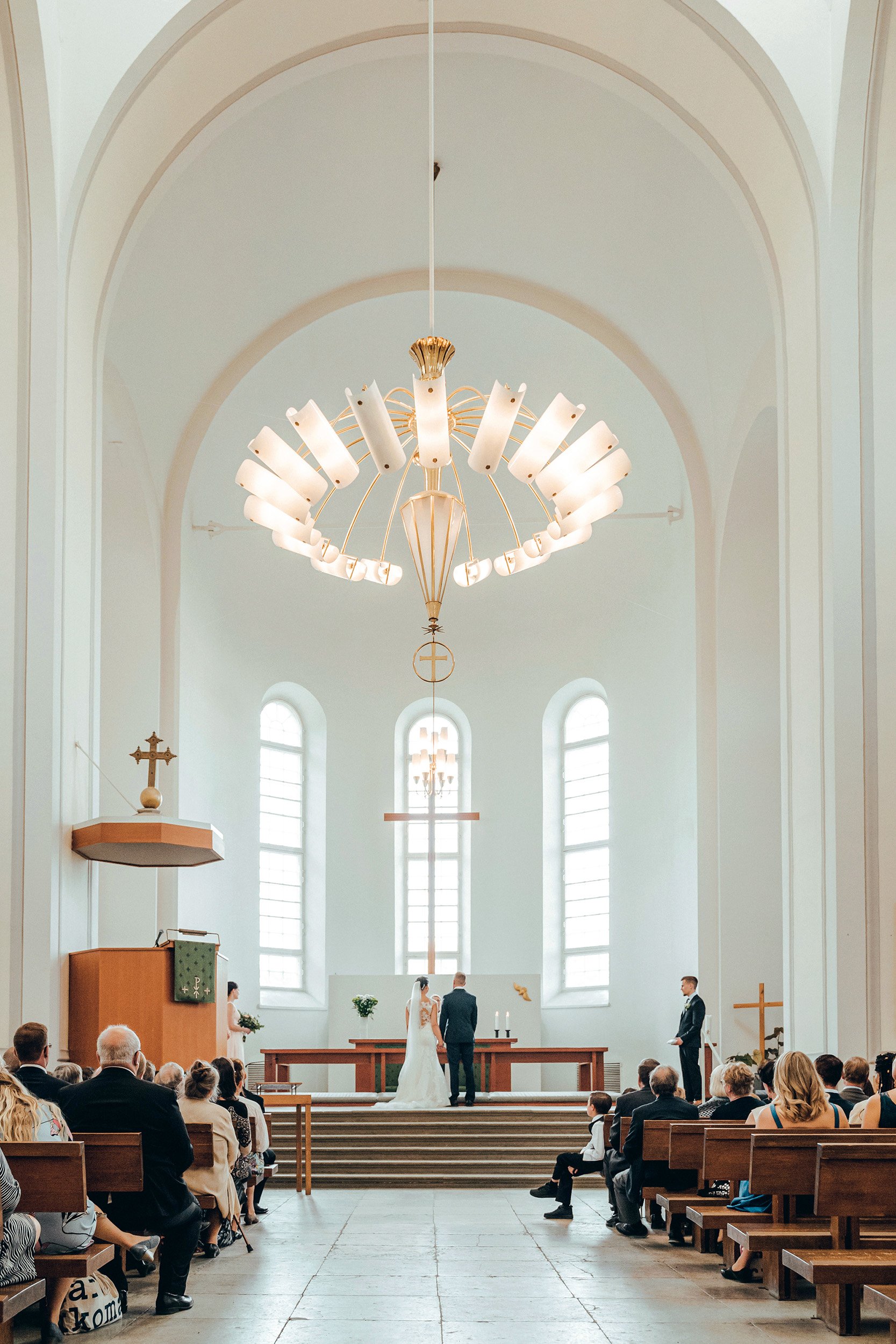 Hääparin vihkiminen Suomenlinnan kirkossa. Hääkuvaus Helsinki - Hyvän mielen hääkuvaaja Sami Turunen.