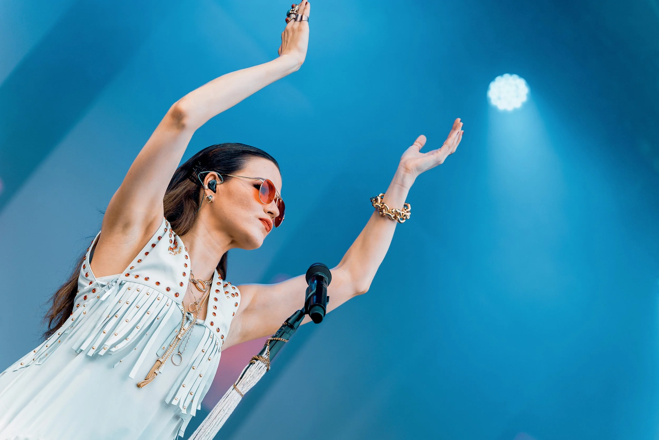 Jenni Vartiainen kannustaa yleisöä taputtamaan livekeikalla. Musiikki- ja konserttikuvaus – valokuvaaja Sami Turunen.
