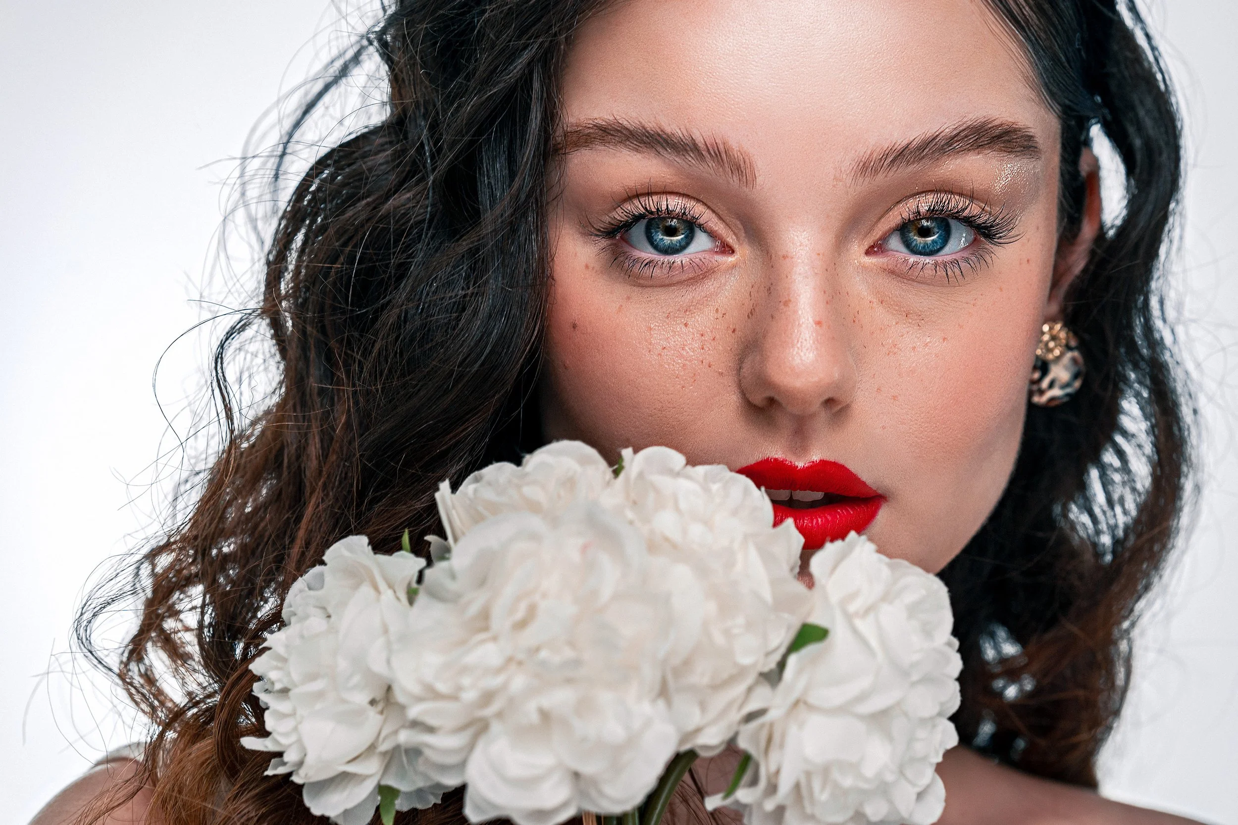 Sally Gabechava beauty-tyylisessä headshot-muotokuvassa studiossa. Meikki: Maria Boucht. Muotokuvaus Helsinki – hyvän mielen valokuvaaja Sami Turunen.