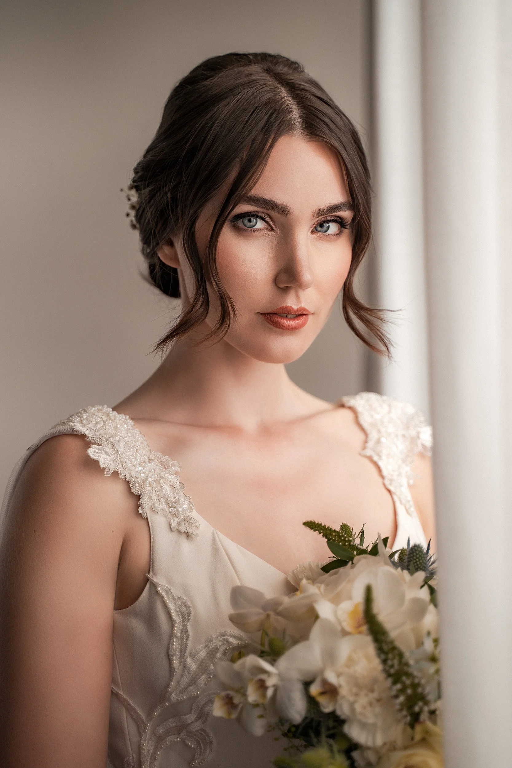 Morsiuskuvaus studiolla. Valokuvaus: Sami Turunen, malli: Suvi Vallarén, puku: Katariina Tuttavainen (Ilmatar Couture), muah: Sanni Pohjalainen, kukat: Home In Garden Kauniainen. Bridal portraits in Helsinki.