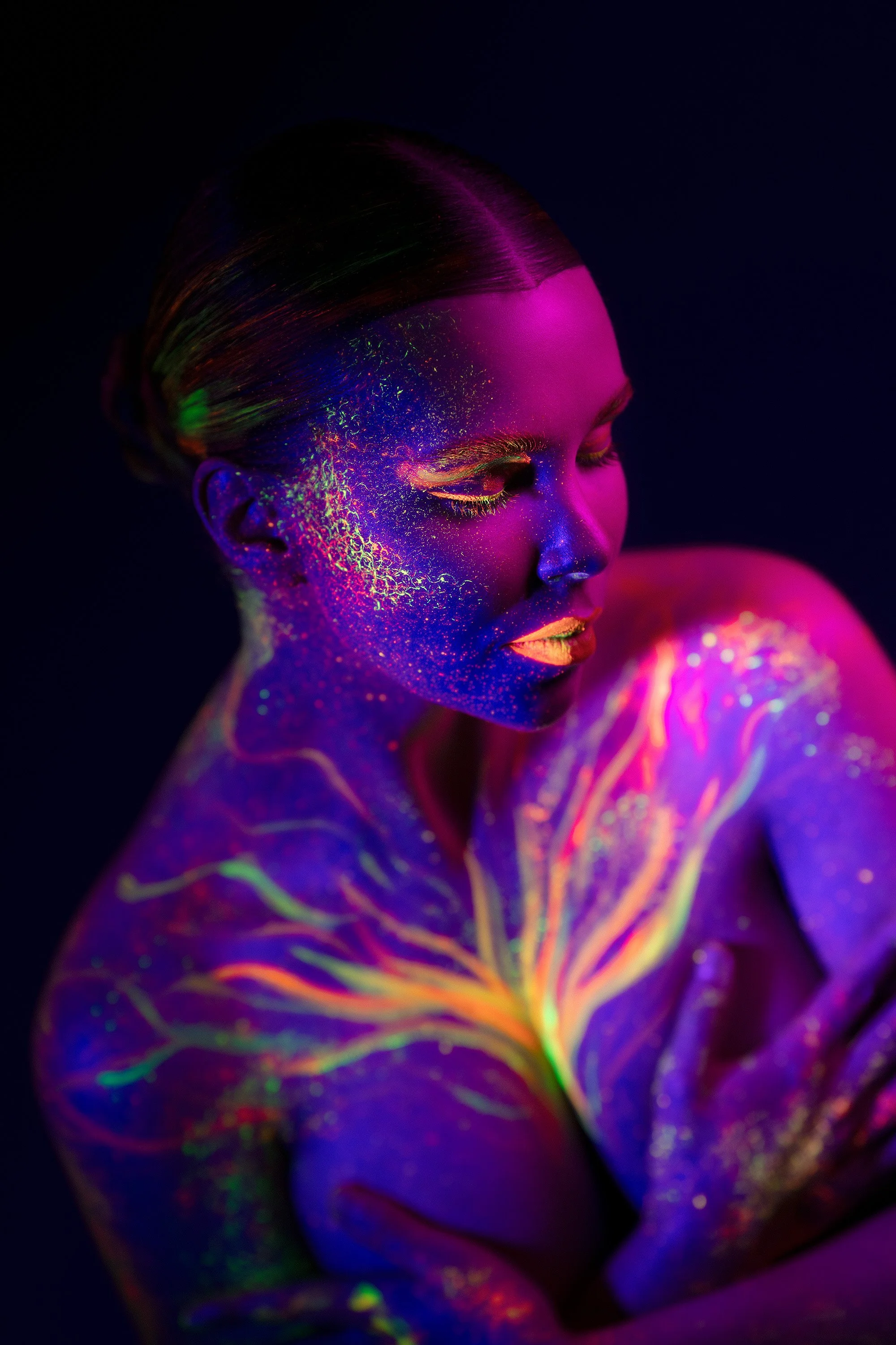Jenni Pirhonen poseeraa taiteellisessa UV-bodypainting-kuvassa fluoresoivan UV-meikin korostamana. Bodypainting-taiteilija: Eveliina Reunanen. Luova muotokuvaus Helsinki – hyvän mielen valokuvaaja Sami Turunen.