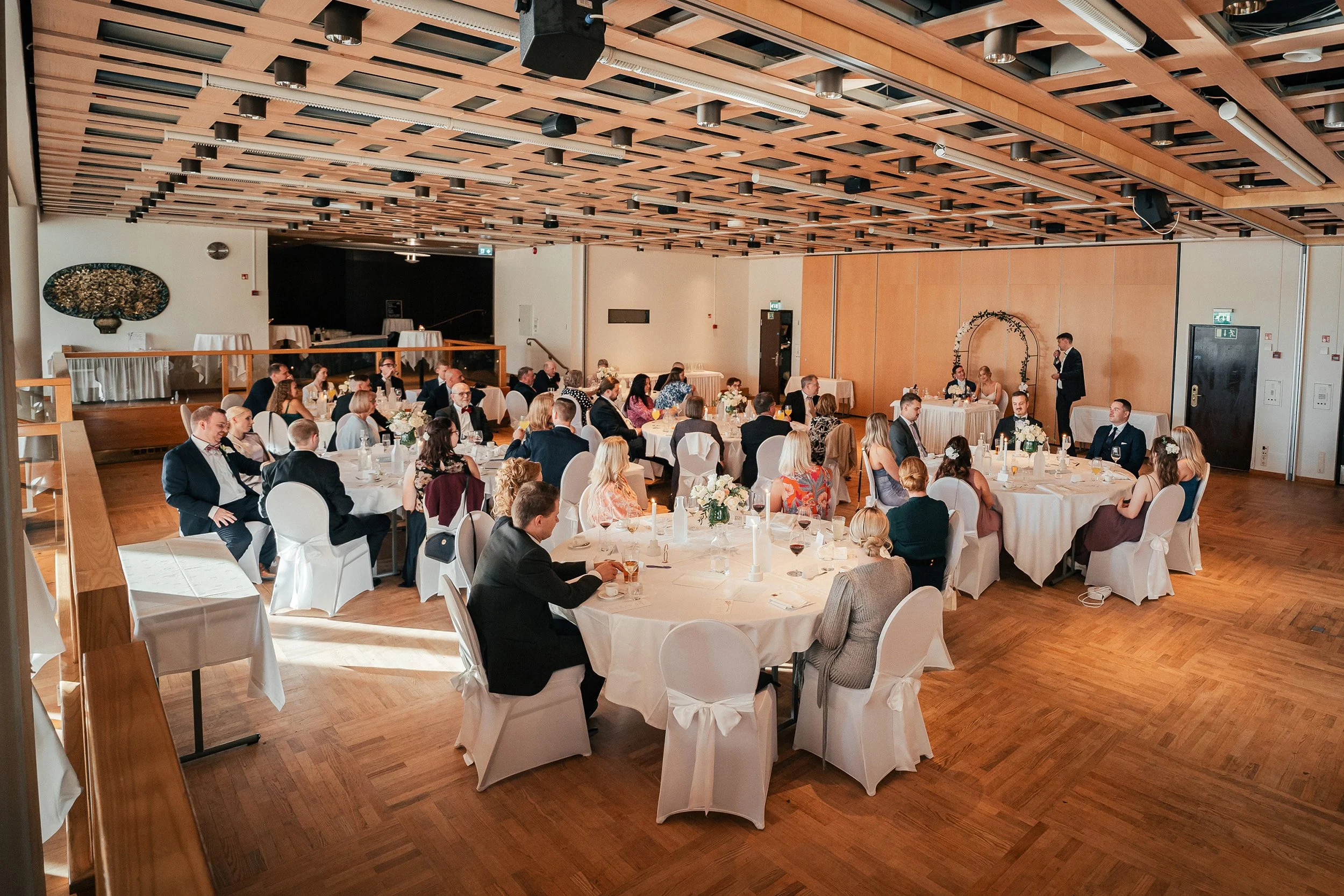 Bestman pitää puhetta Kalastajatorpan juhlatilassa. Hääkuvaus Helsinki – hyvän mielen valokuvaaja Sami Turunen.