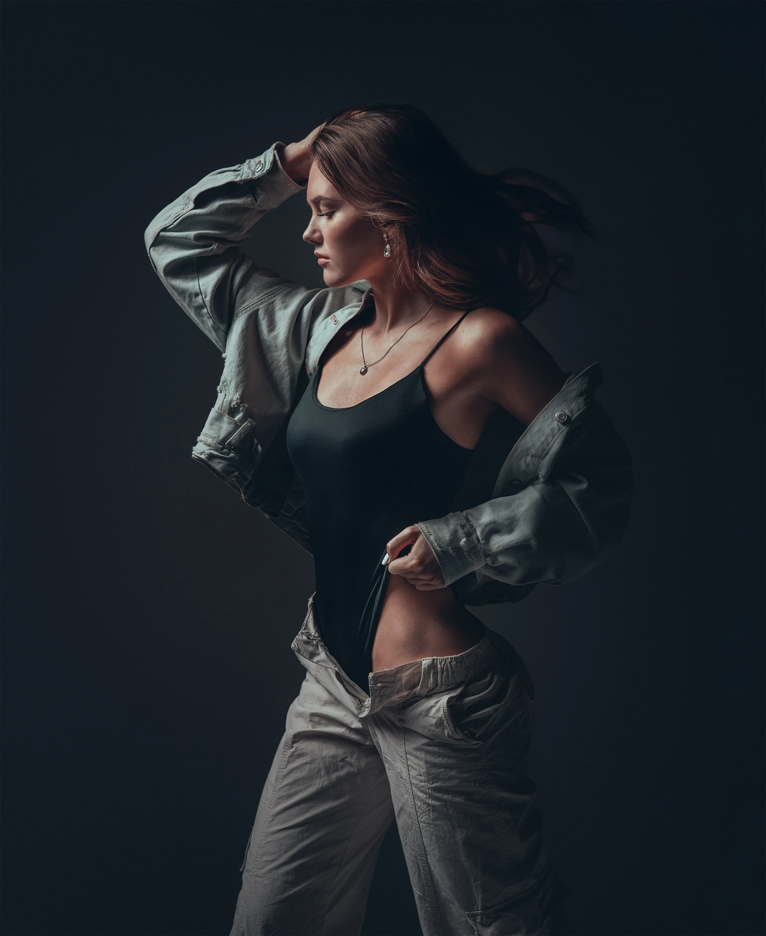 Fanny Mustalahti fashion-muotokuvassa, jossa on chiaroscuro-tyylinen valaistus. Muotokuvaus Helsinki – hyvän mielen valokuvaaja Sami Turunen.
