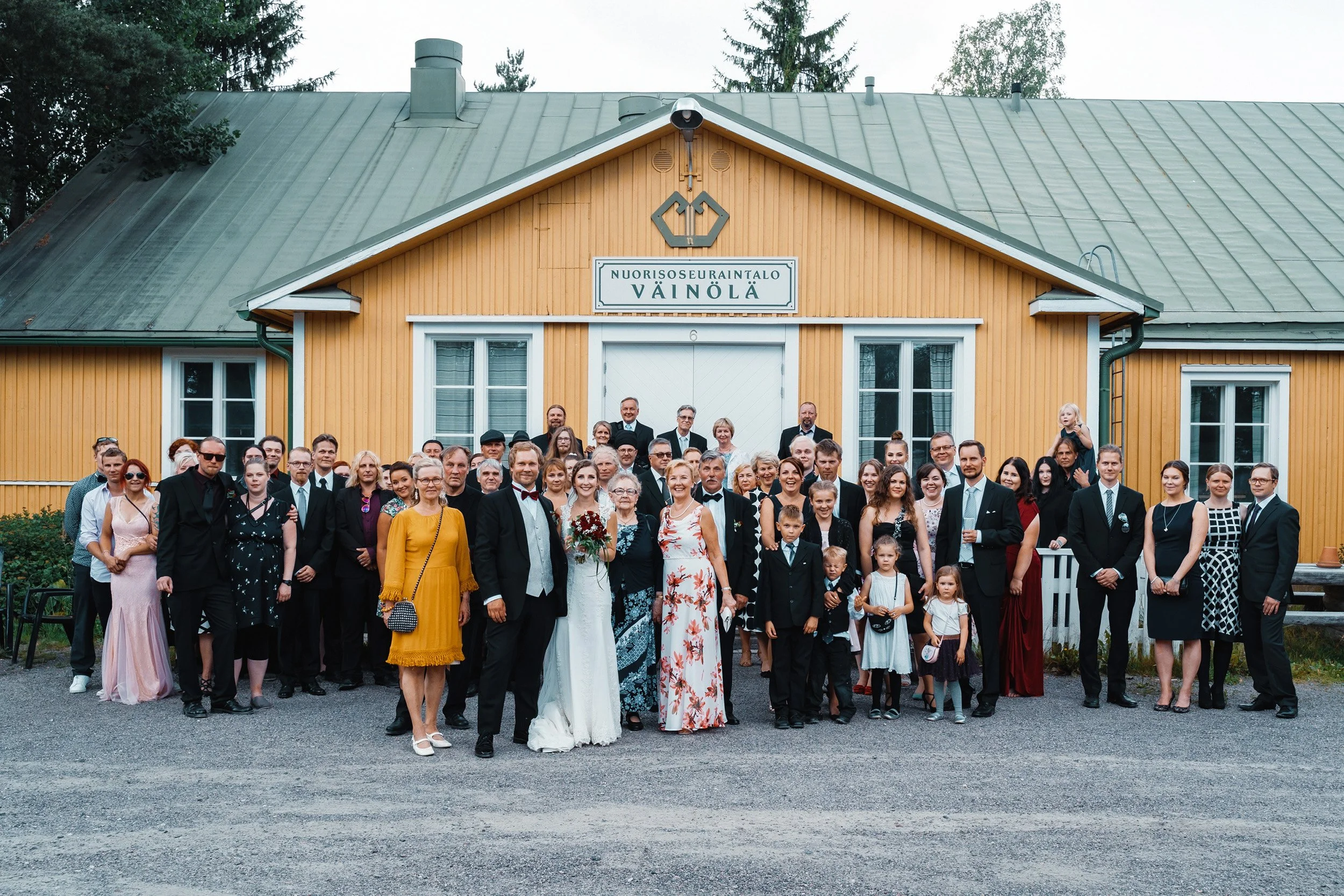 Häiden juhlaväki Väinölän seuratalolla. Hääkuvaus Tuusula – hyvän mielen valokuvaaja Sami Turunen.