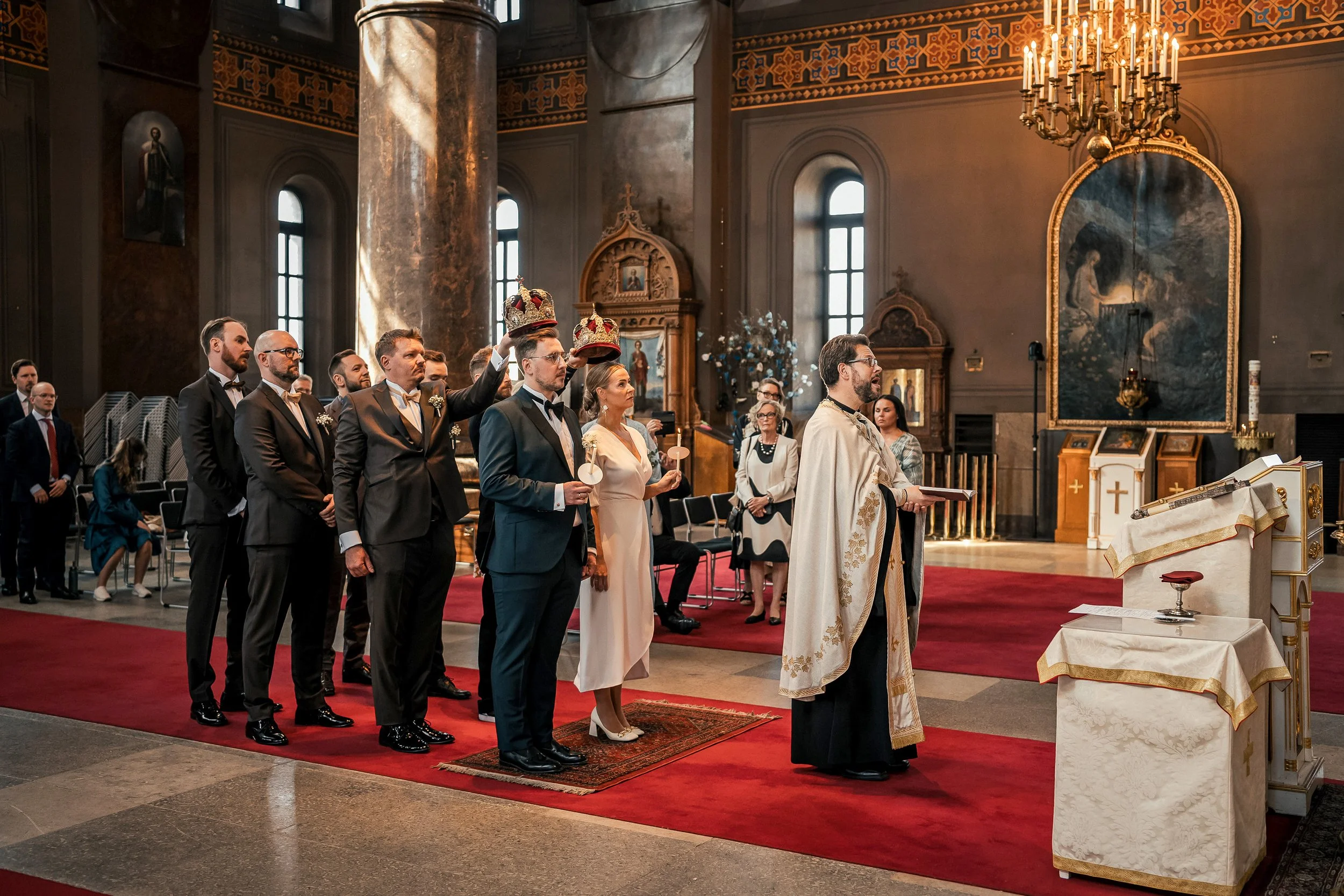 Hääparin vihkiminen Uspenskin katedraalissa. Hääkuvaus Helsinki - Hyvän mielen hääkuvaaja Sami Turunen.