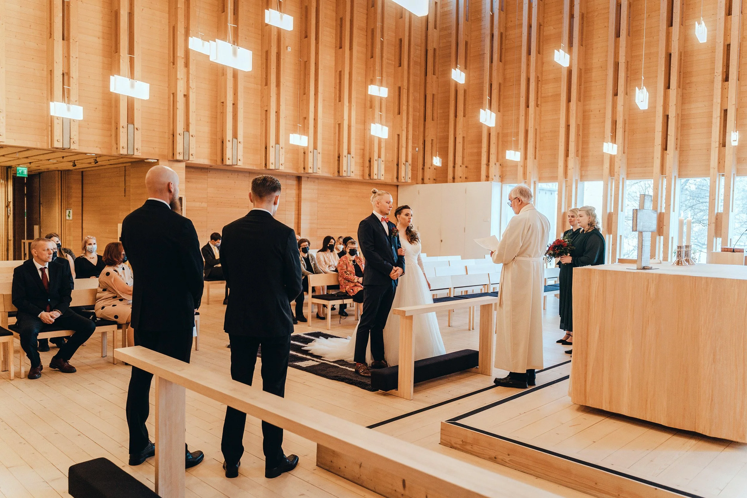 Hääpari sanoo tahdon Viikin kirkossa. Hääkuvaus Helsinki – hyvän mielen hääkuvaaja Sami Turunen.