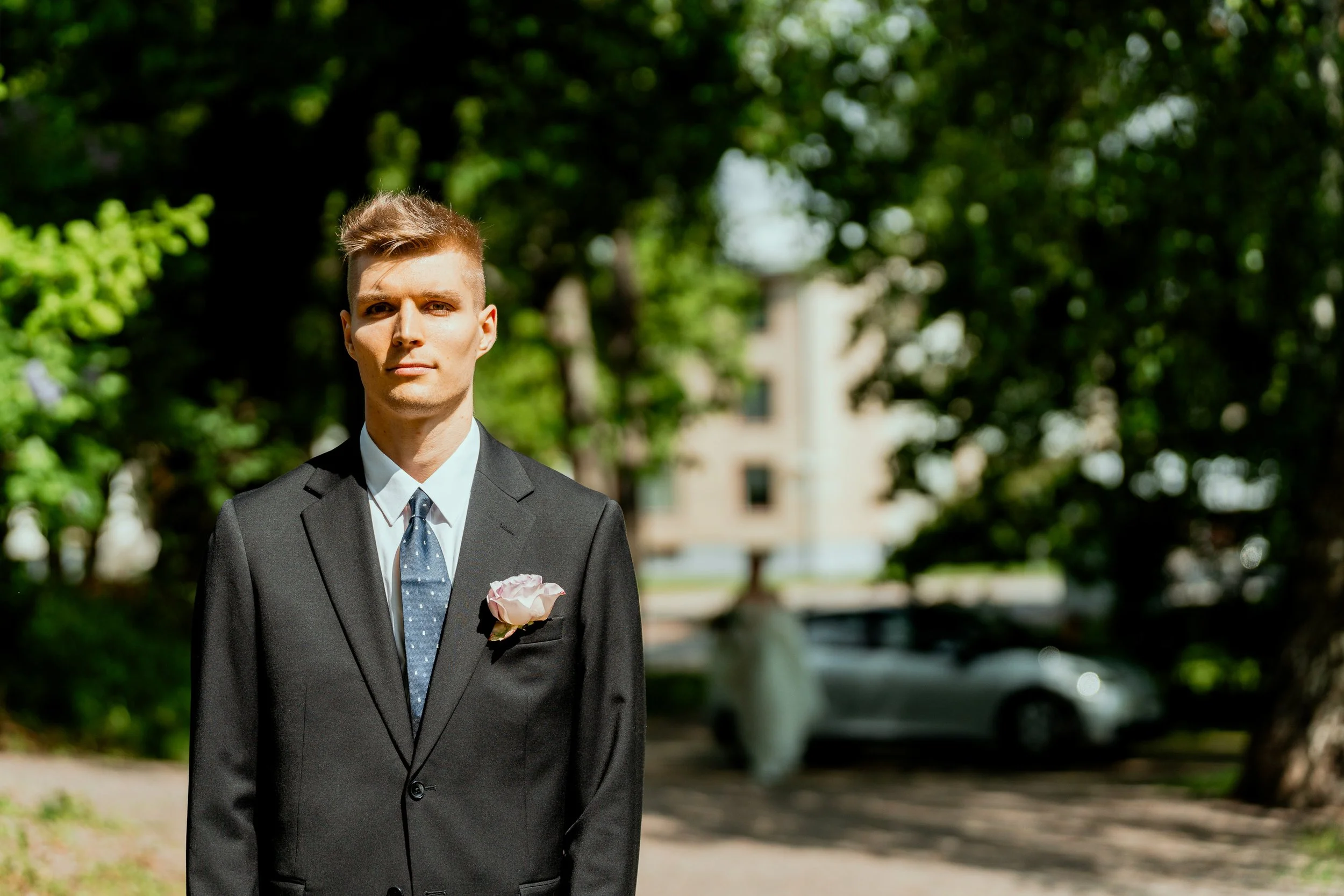 1st look -kuvat Puotilan kappelin edustalla Helsingissä. Hääkuvaus Helsinki - hyvän mielen valokuvaaja Sami Turunen.