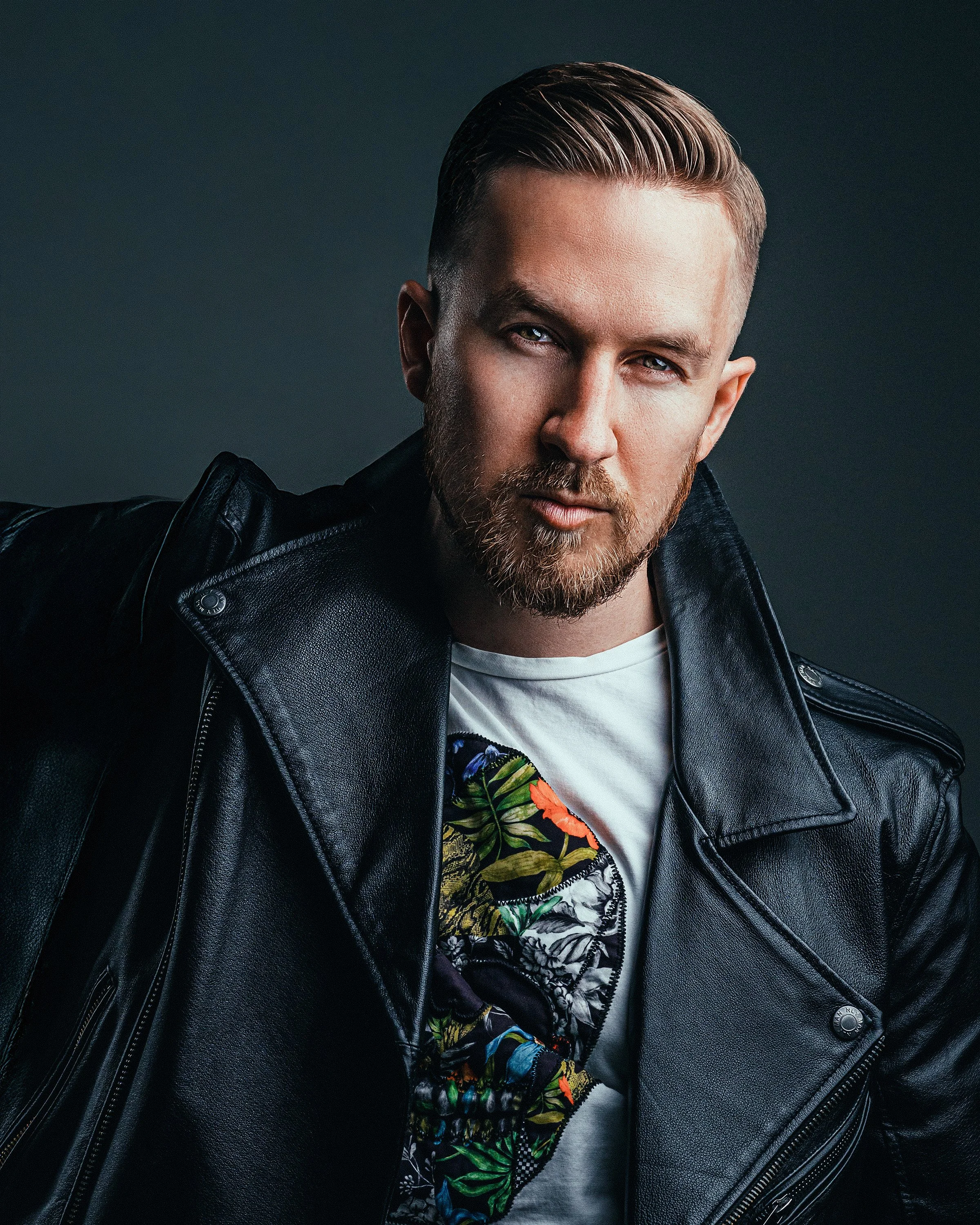 Olli Hälikkä mustassa nahkatakissa ja rennossa t-paidassa casting-muotokuvassa. Casting-kuvaus Helsinki – hyvän mielen valokuvaaja Sami Turunen.