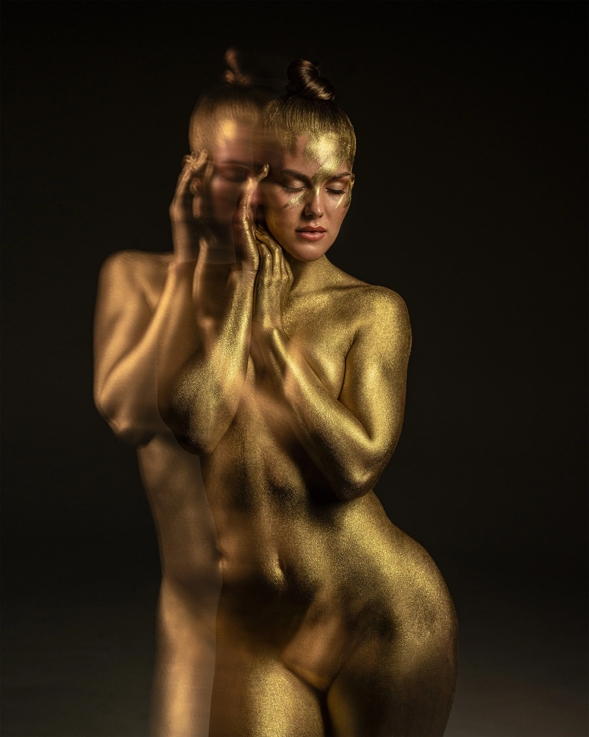 Fanny Mustalahti kaksoisvalotetussa kokovartalo-bodypainting-muotokuvassa, jossa vartalo on maalattu kultaiseksi. Bodypainting-taiteilija: Riina Laine. Luova muotokuvaus Helsinki – hyvän mielen valokuvaaja Sami Turunen.