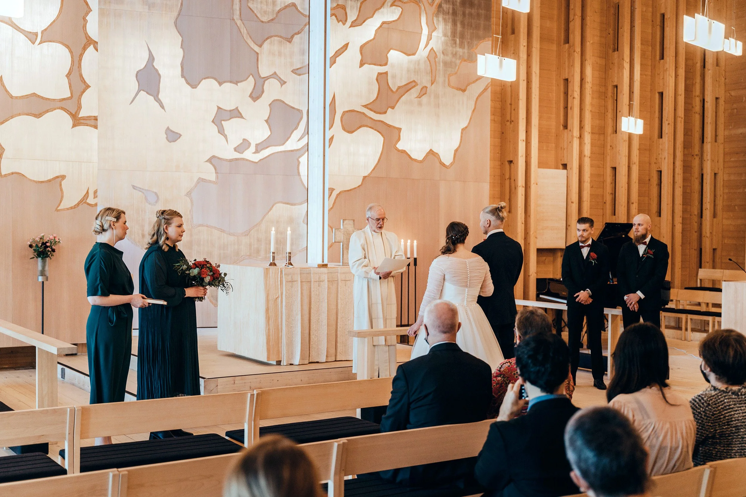 Hääparin vihkiminen Viikin kirkossa. Hääkuvaus Helsinki – hyvän mielen hääkuvaaja Sami Turunen.