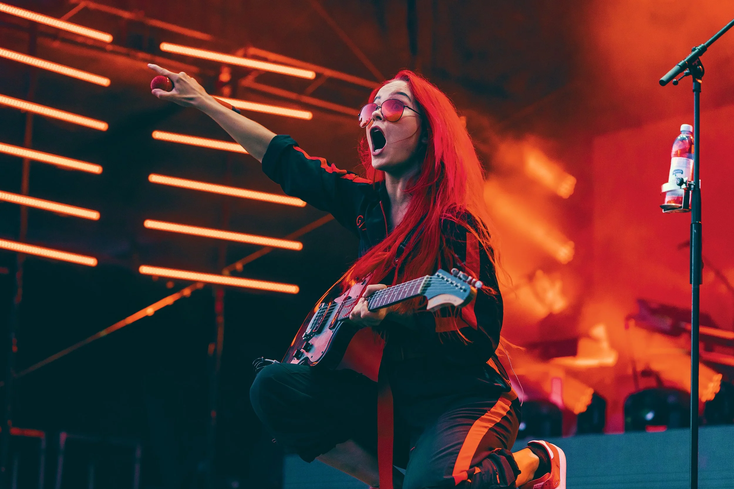 Sanni huudattaa yleisöä livekeikalla. Musiikki- ja konserttikuvaus – valokuvaaja Sami Turunen.