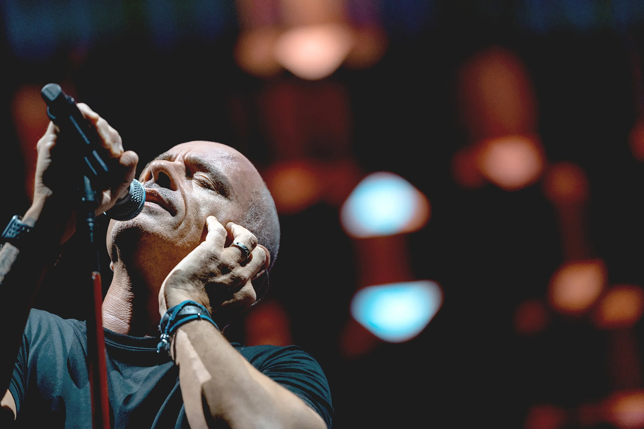 Eros Ramazzotti tunnelmoi keikalla Helsingissä. Musiikki- ja konserttikuvaus – valokuvaaja Sami Turunen.