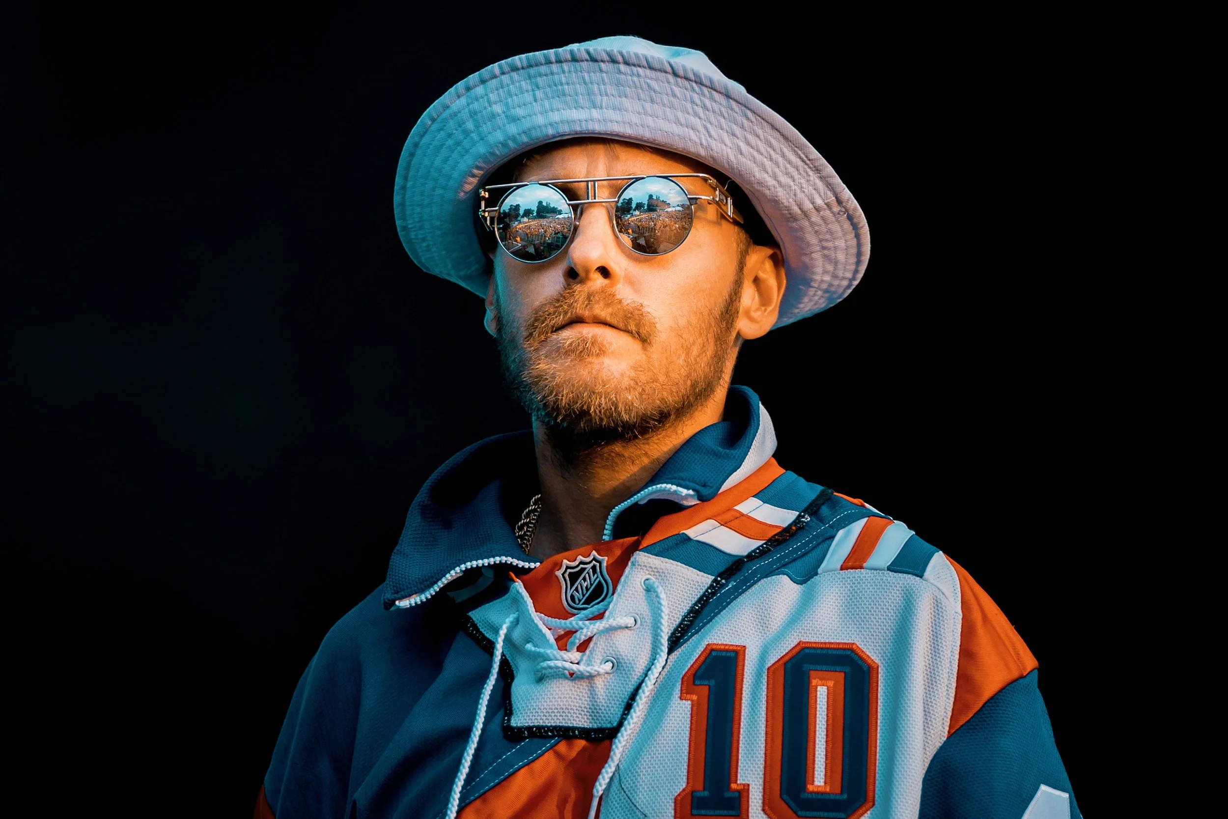 JVG:n Jaren peililaseista heijastuu yleisö Tikkurila Festivalin lavalla. Musiikki- ja konserttikuvaus – valokuvaaja Sami Turunen.