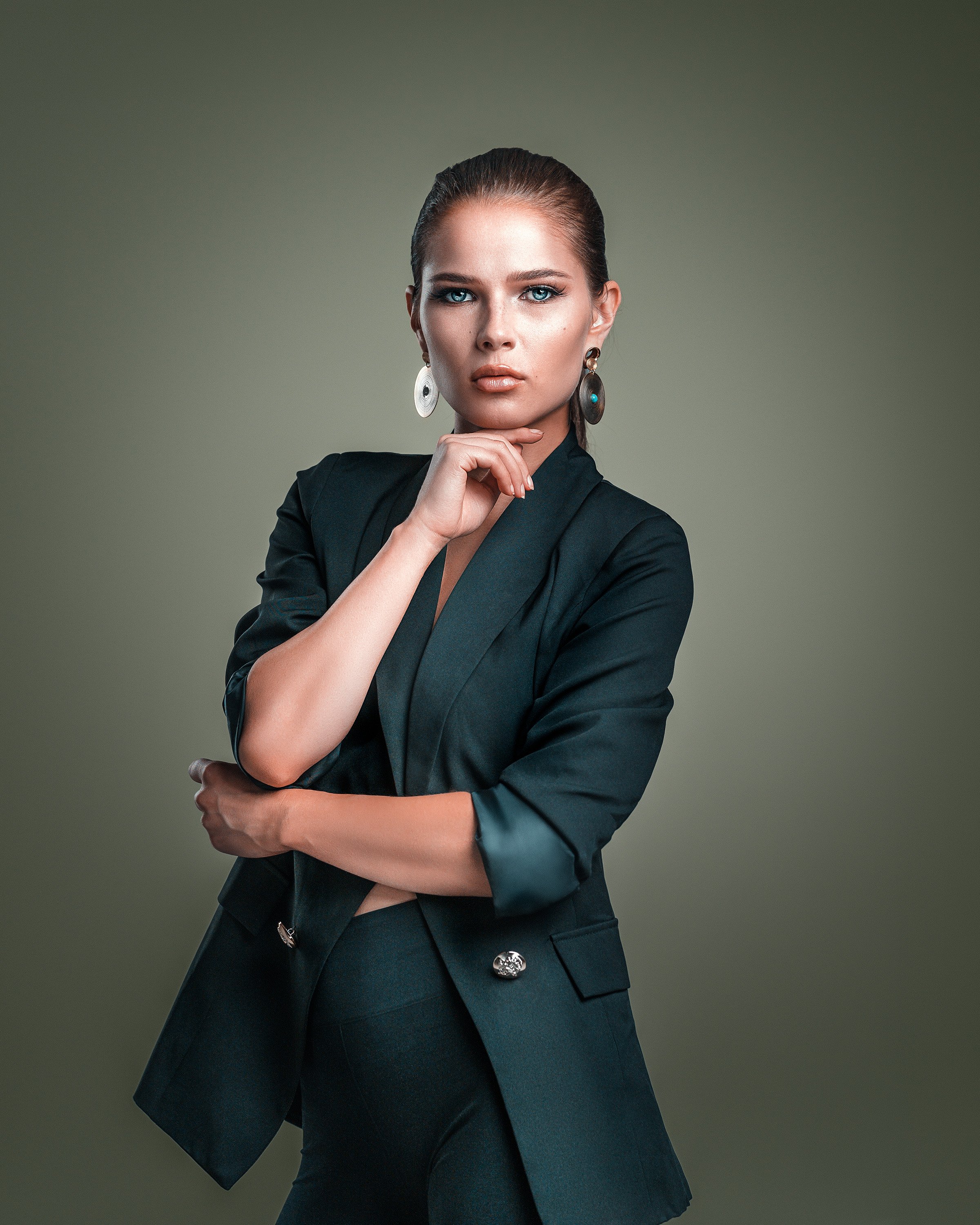 Verna Hirvonen fashion-tyylisessä studiomuotokuvassa tummissa housuissa ja bleiserissä. Muotokuvaus Helsinki – hyvän mielen valokuvaaja Sami Turunen.
