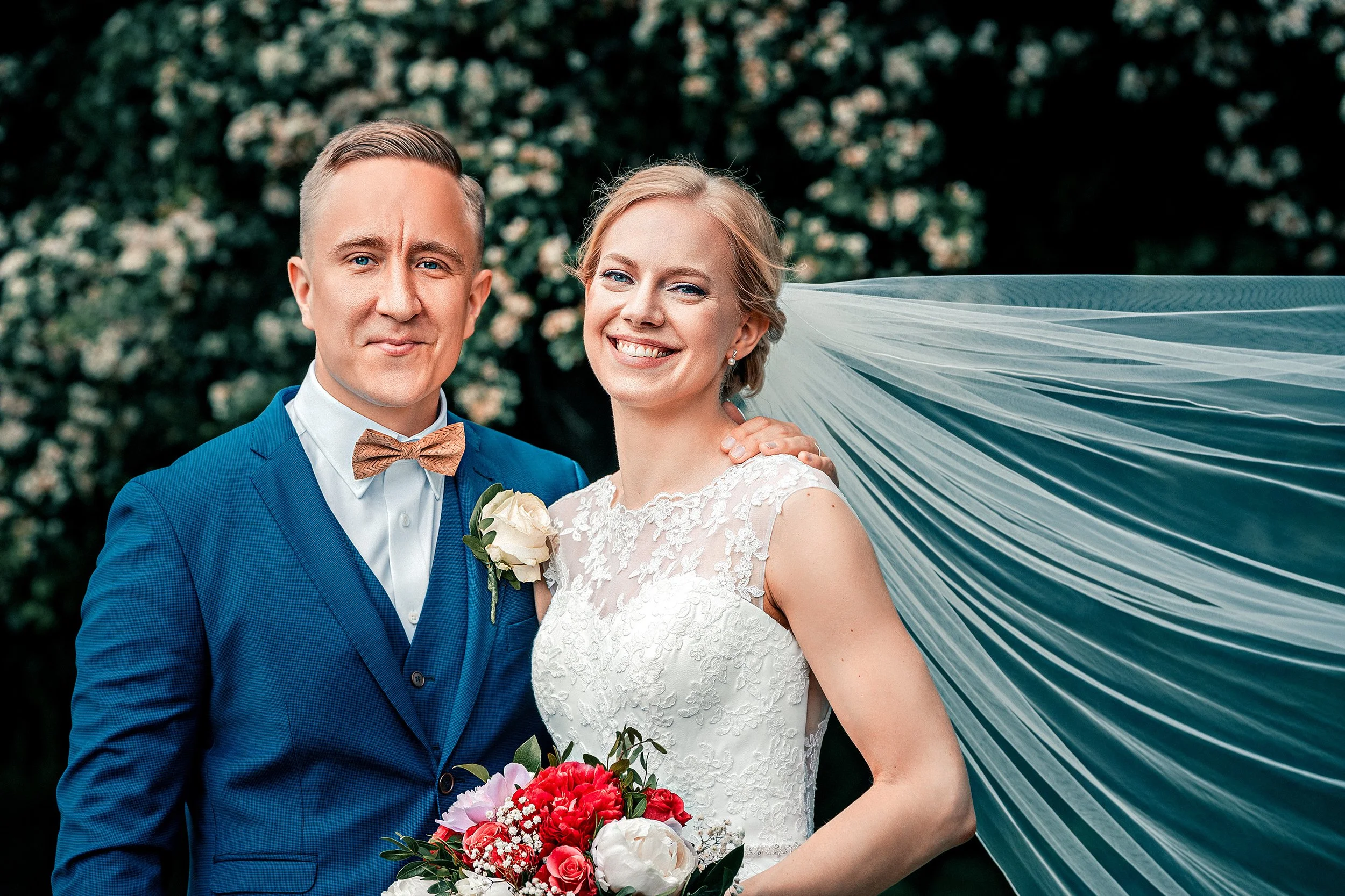 Hääpari Pyhän Laurin kirkon puistomaisemissa. Hääkuvaus Vantaa – hyvän mielen valokuvaaja Sami Turunen.
