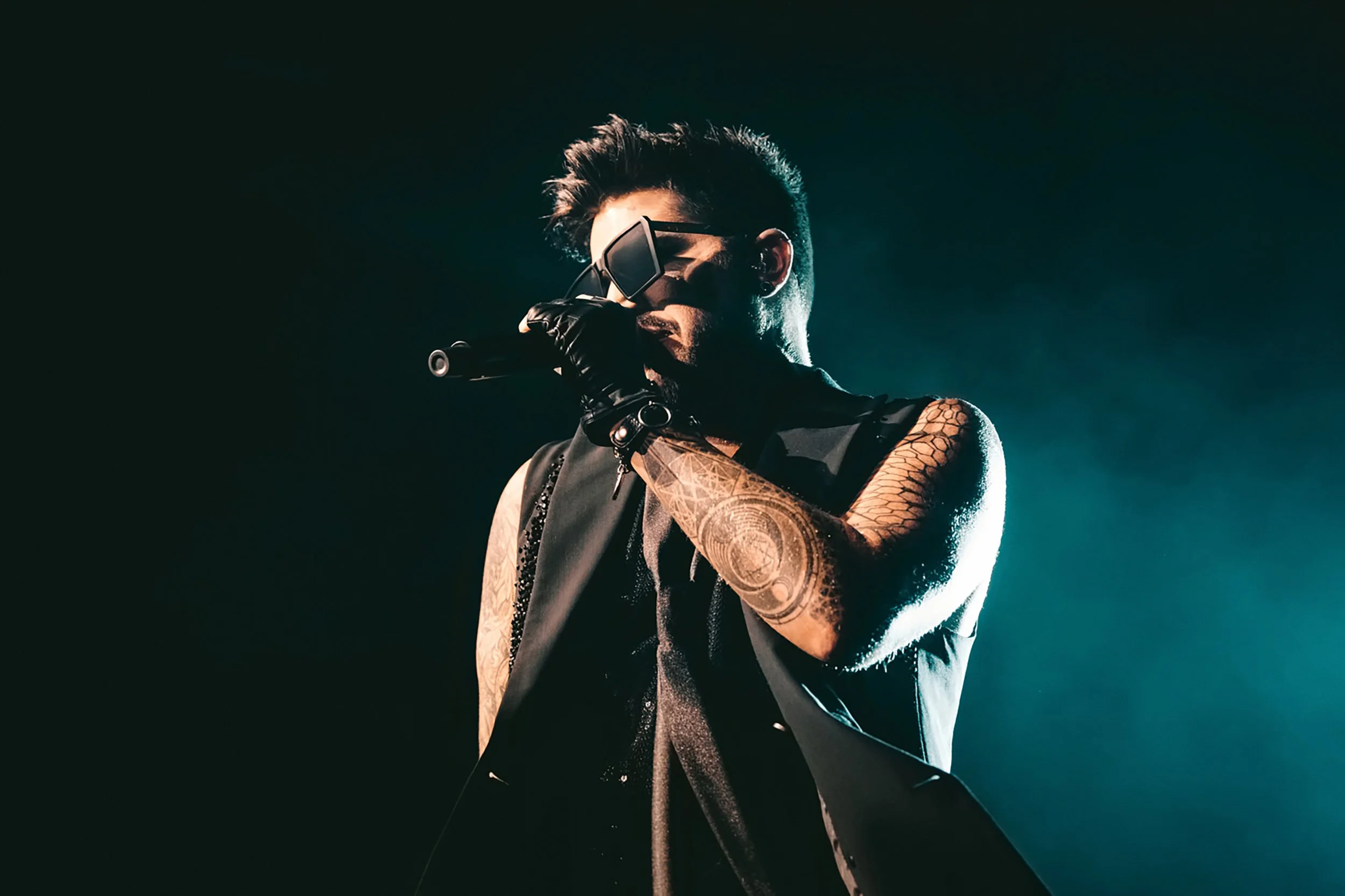 Adam Lambert Queenin solistina lavalla. Musiikki- ja konserttikuvaus – valokuvaaja Sami Turunen.