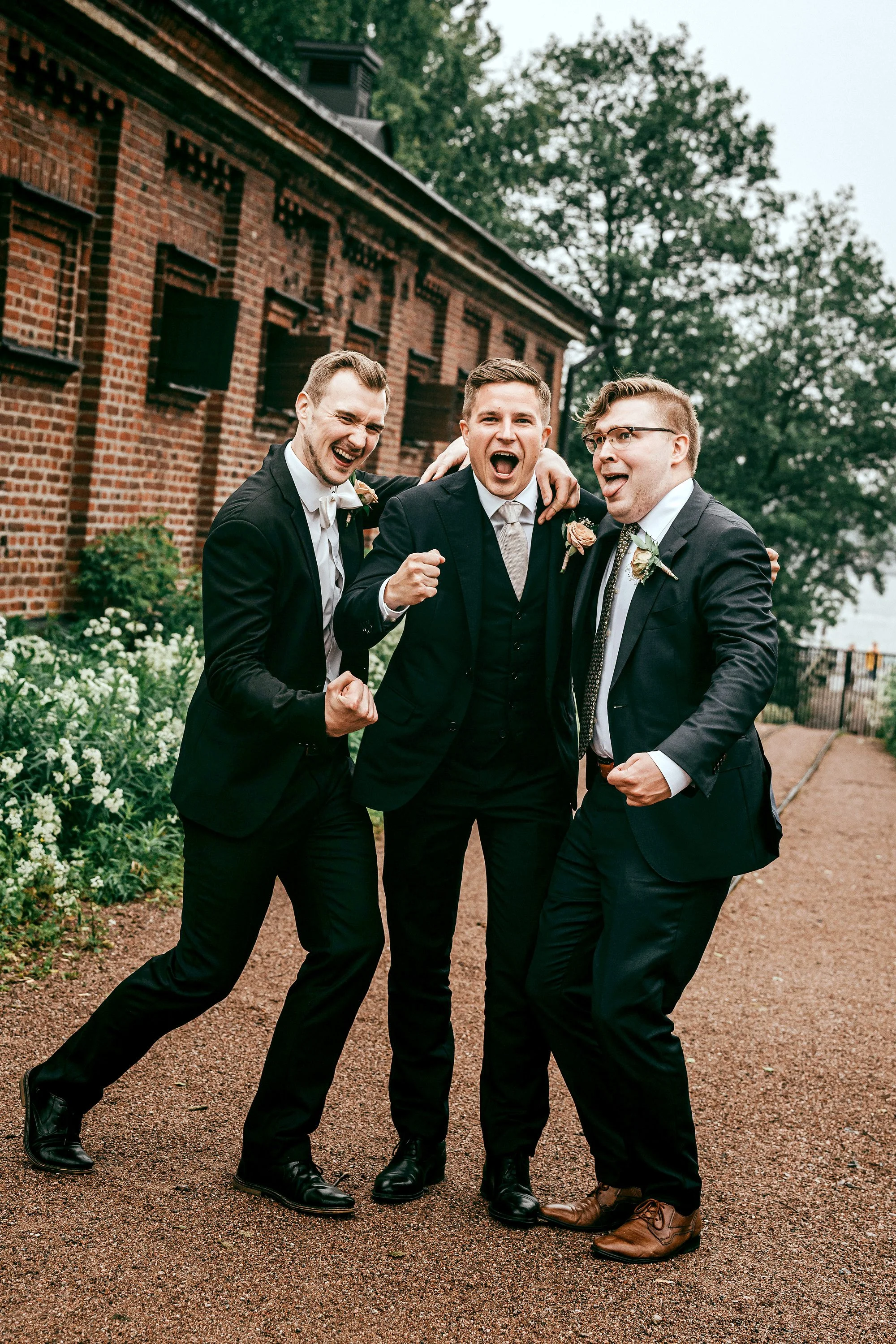 Sulhanen ja bestmanit hauskassa ryhmäkuvassa Lonnan saarella. Hääkuvaus Helsinki – hyvän mielen hääkuvaaja Sami Turunen.