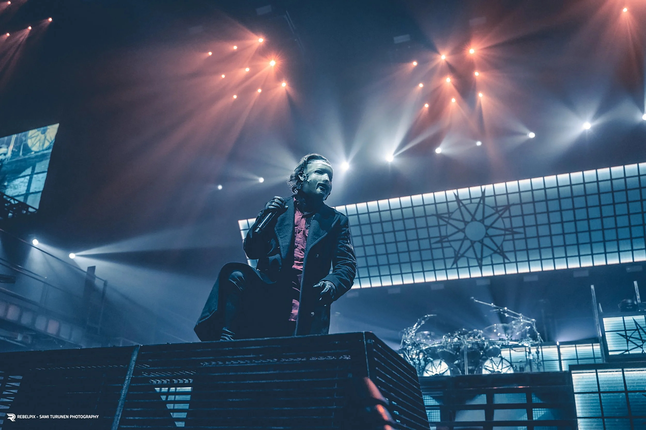 Slipknotin keulahahmo Corey Taylor maski kasvoillaan lavalla. Musiikki- ja konserttikuvaus – valokuvaaja Sami Turunen.