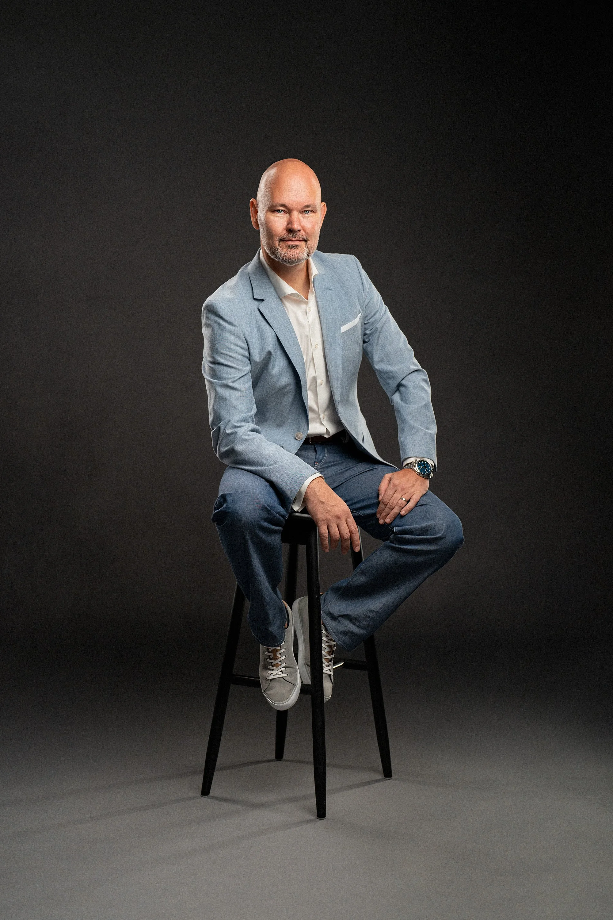 Teppo Hulkkonen CV- ja LinkedIn-muotokuvassa studiossa. CV- ja LinkedIn-kuvaus Helsinki – hyvän mielen valokuvaaja Sami Turunen.