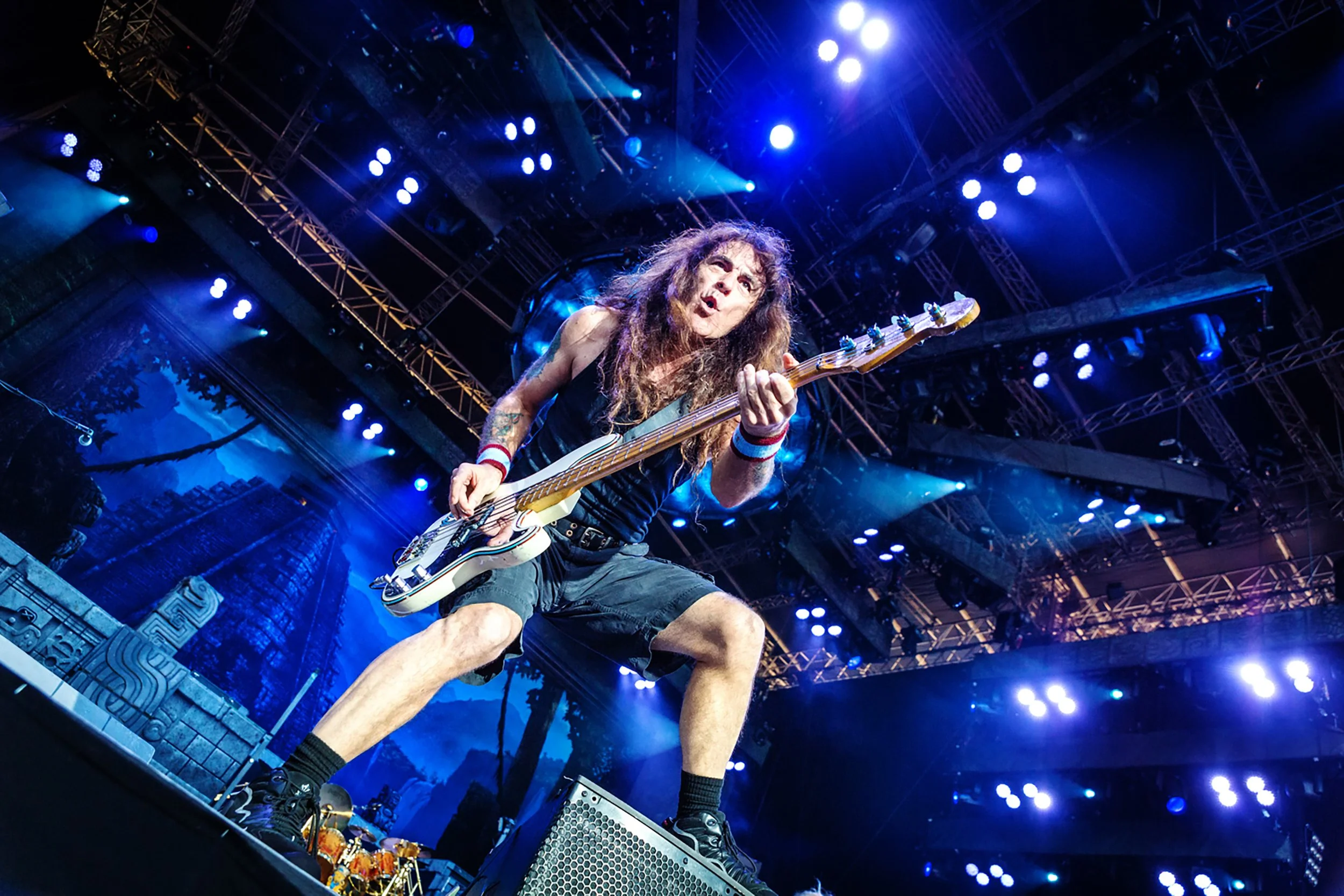 Iron Maidenin pomo Steve Harris soittaa bassoa massiivisella Kantolan lavalla Hämeenlinnassa. Musiikki- ja konserttikuvaus – valokuvaaja Sami Turunen.