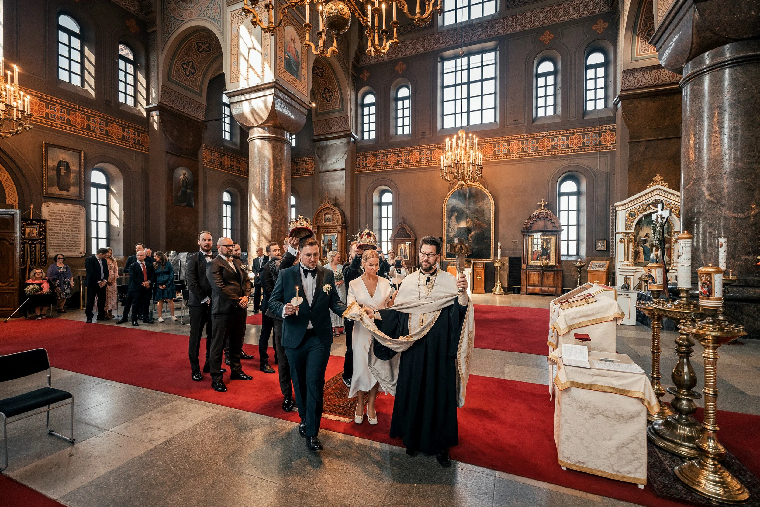 Hääparin vihkiminen Uspenskin näyttävässä katedraalissa. Hääkuvaus Helsinki - Hyvän mielen hääkuvaaja Sami Turunen.