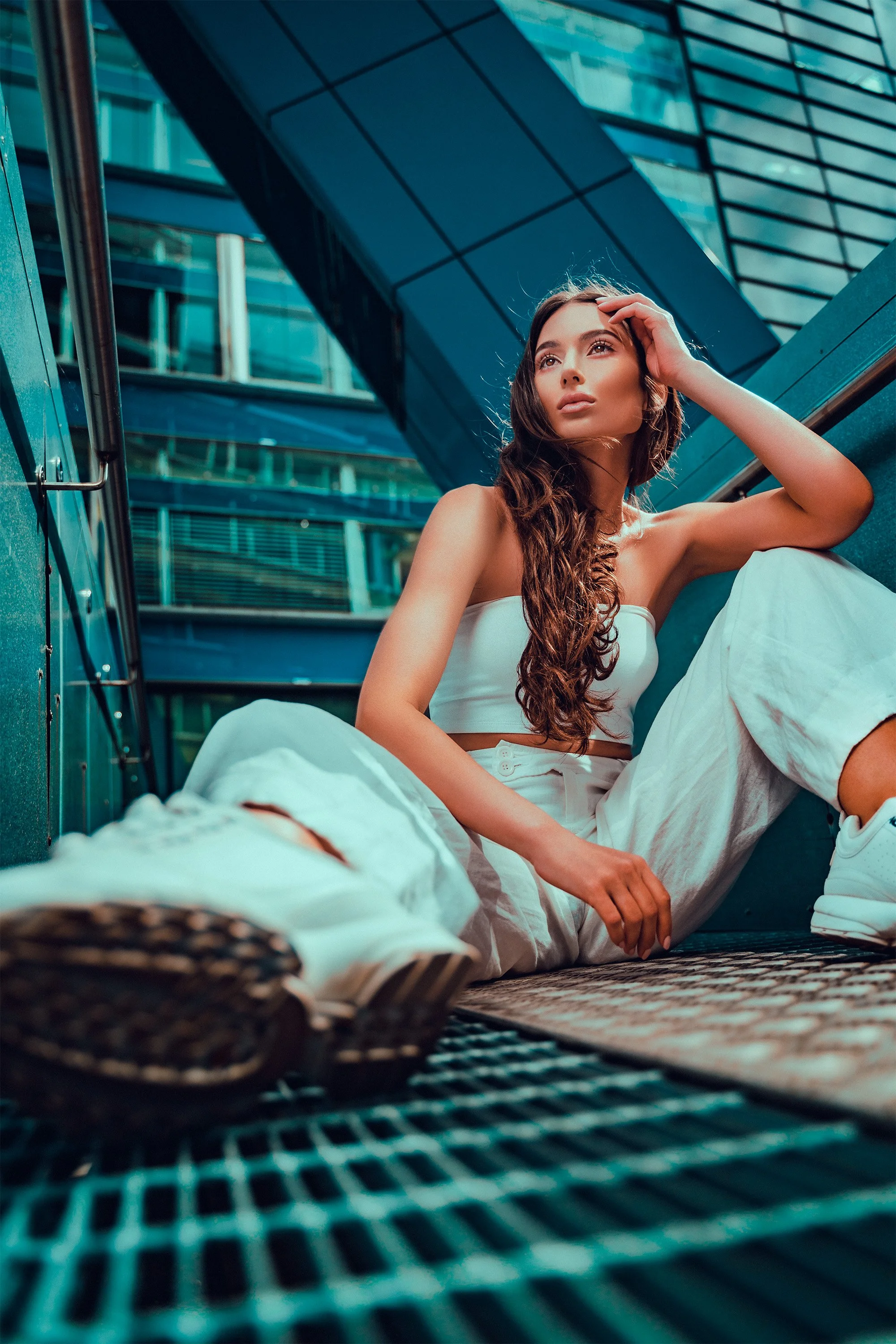 Ines Kahreman poseeraa istualtaan futuristisessa muotokuvassa Helsingin HTC-taloilla. Muotokuvaus Helsinki – hyvän mielen valokuvaaja Sami Turunen.