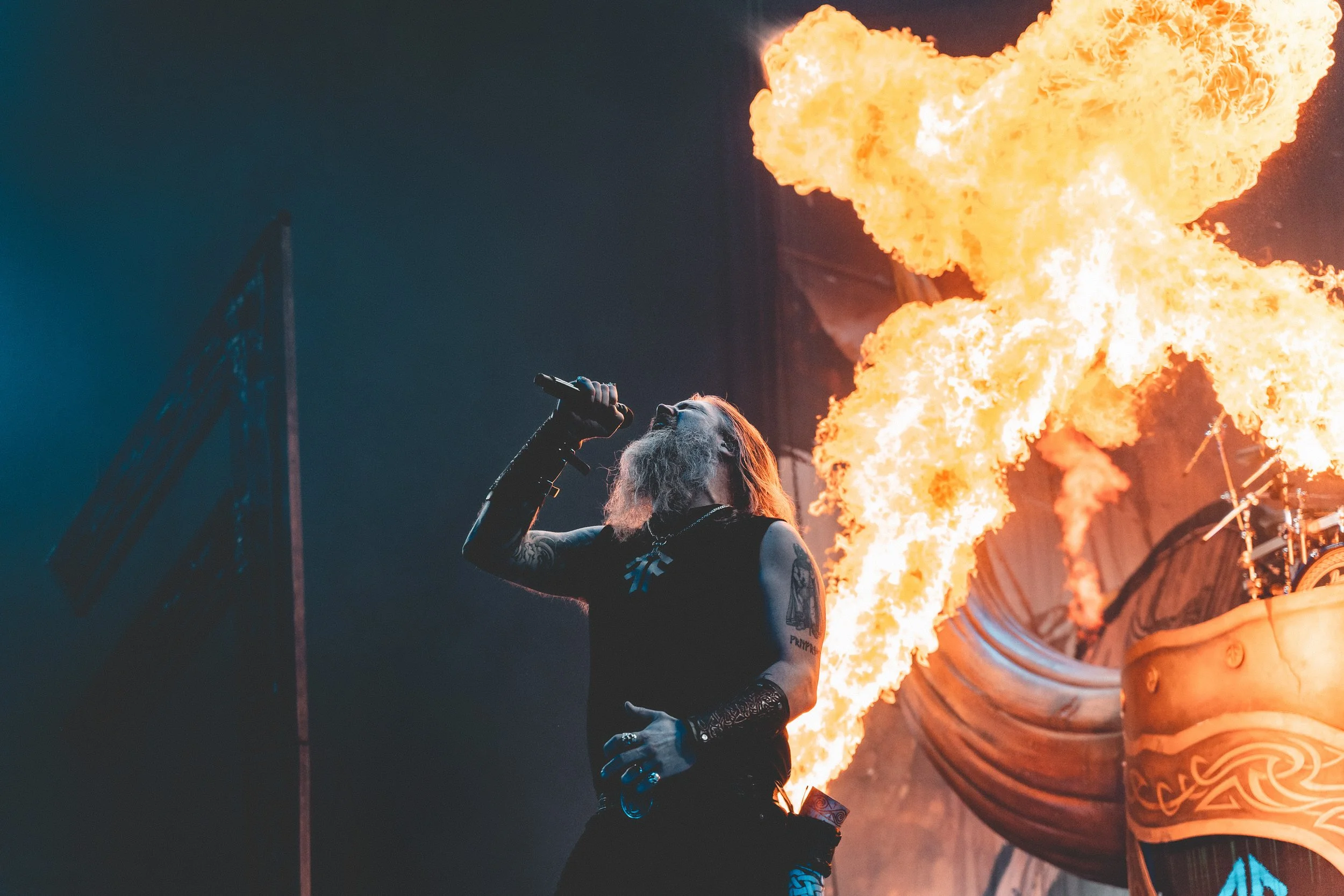 Amon Amarth ja pyrot lavalla. Musiikki- ja konserttikuvaus – valokuvaaja Sami Turunen.