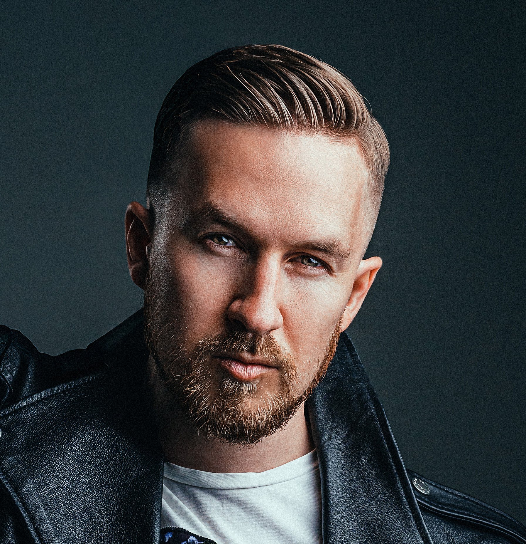 Olli Häikkä casting-kuvassa studiossa. Casting- ja roolituskuvaus Helsinki – hyvän mielen valokuvaaja Sami Turunen.