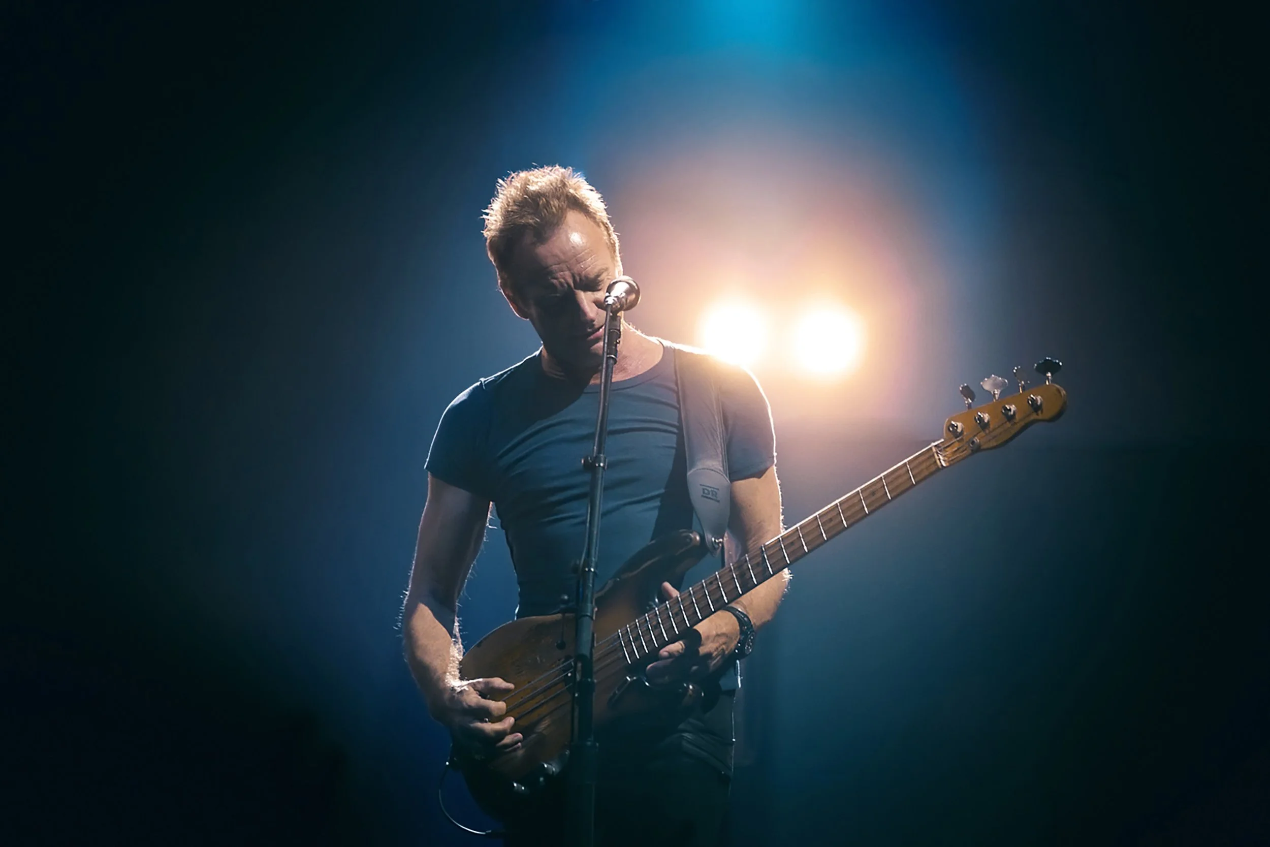 Sting soittaa kitarasooloa lavalla. Musiikki- ja konserttikuvaus – valokuvaaja Sami Turunen.