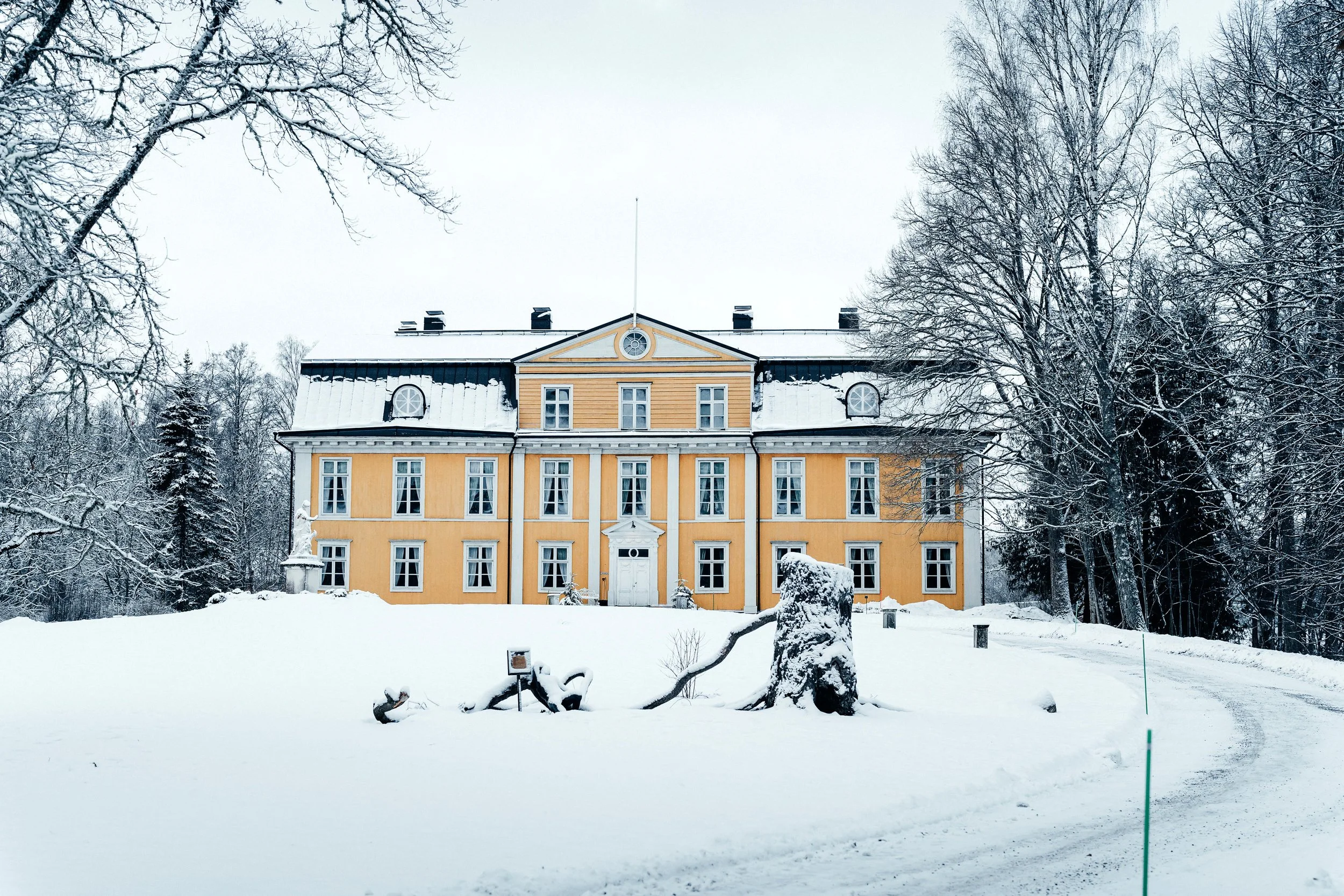 Mustion kartanon talvinen julkisivu. Hääkuvaus Raasepori – hyvän mielen hääkuvaaja Sami Turunen.