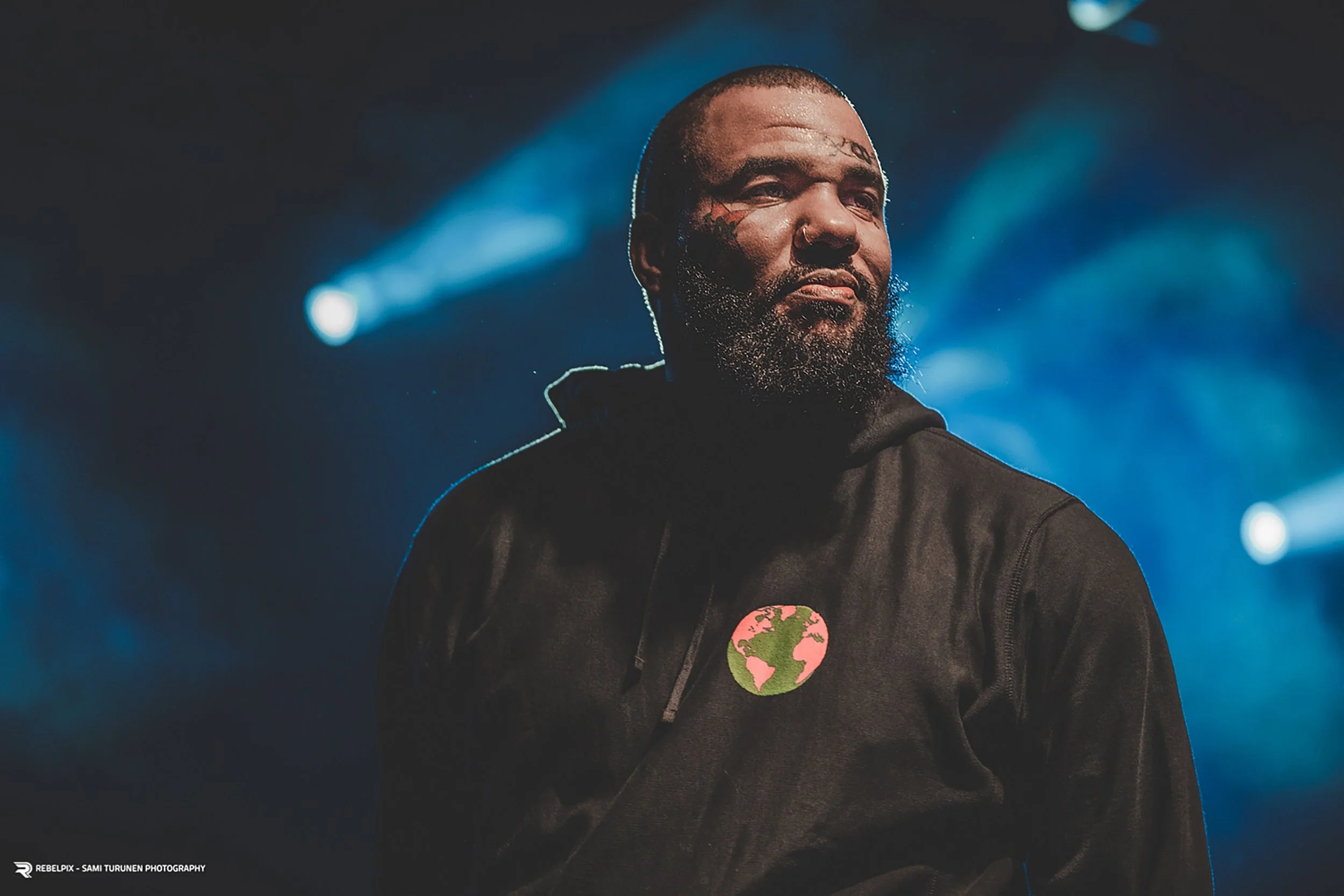 Viileäkatseinen The Game parrasvaloissa stagella. Musiikki- ja konserttikuvaus – valokuvaaja Sami Turunen.